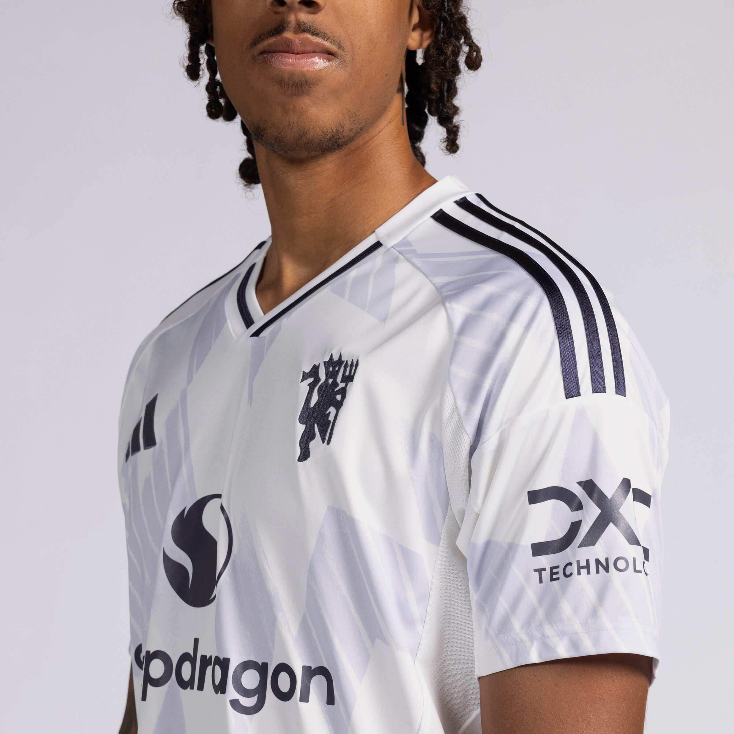 Manchester United 25/26 Away Jersey with Yoro 15 EPL Printing & Badge Blanc Détail [5-5]