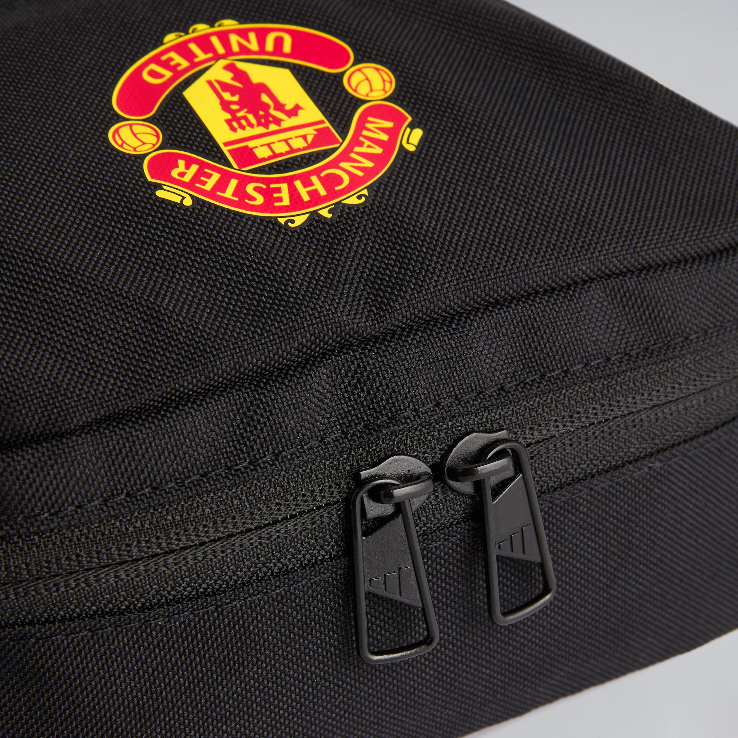 Manchester United x adidas Essentials Organizer Schwarz Schwarz Detail [3-4]