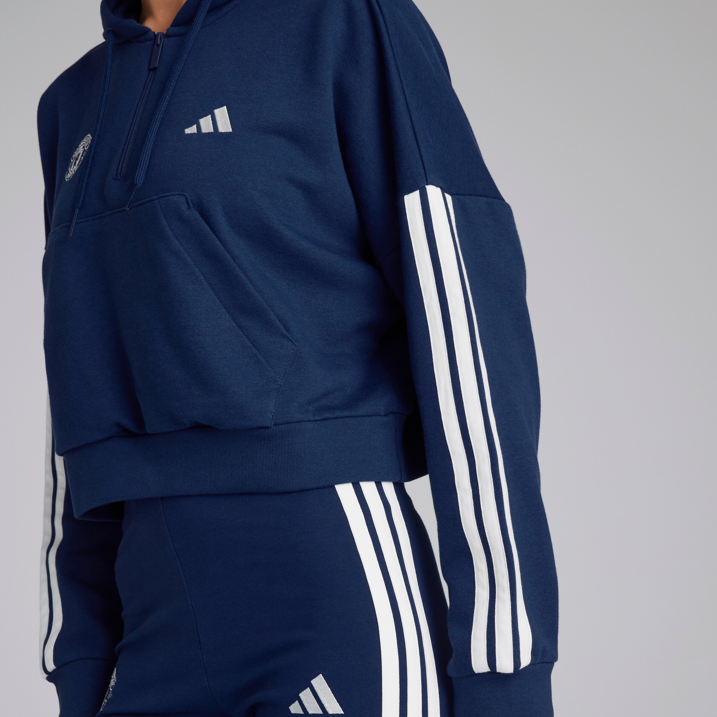 Manchester United x adidas Womens Essentials 3-Stripes French Terry 1/4 Zip Hoodie Blue Bleu Détail [4-5]