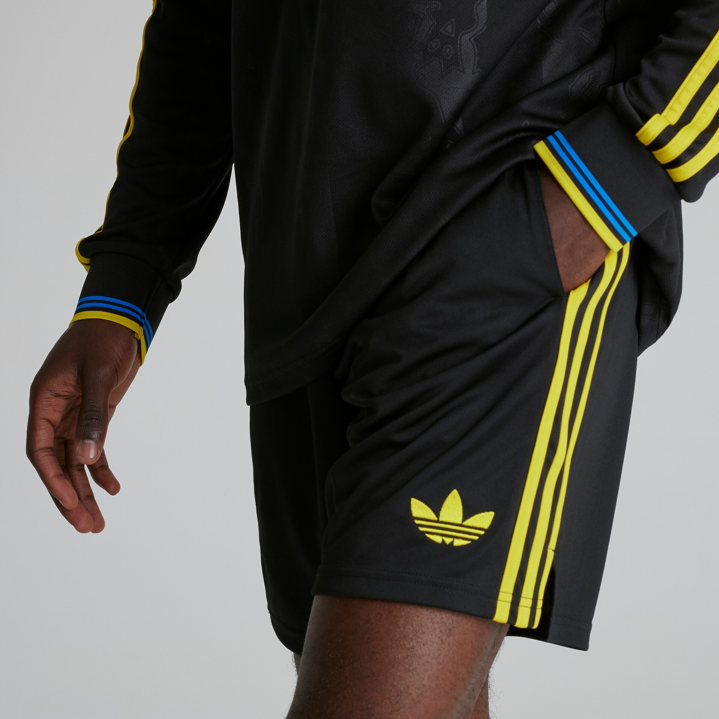 Manchester United 25/26 Third Shorts Noir Détail [5-8]