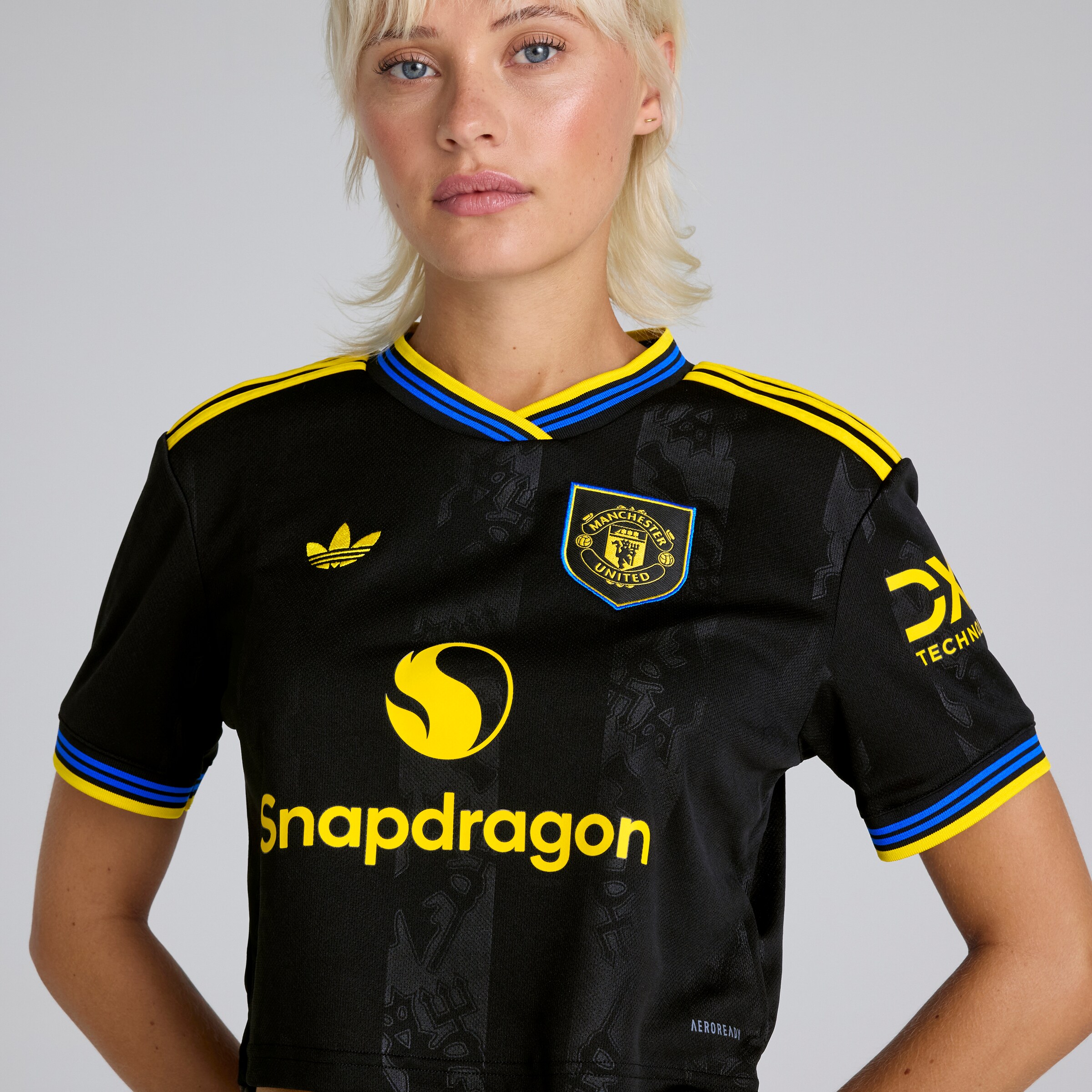 Manchester United 25/26 Cropped Third Jersey Black Detail [4-6]