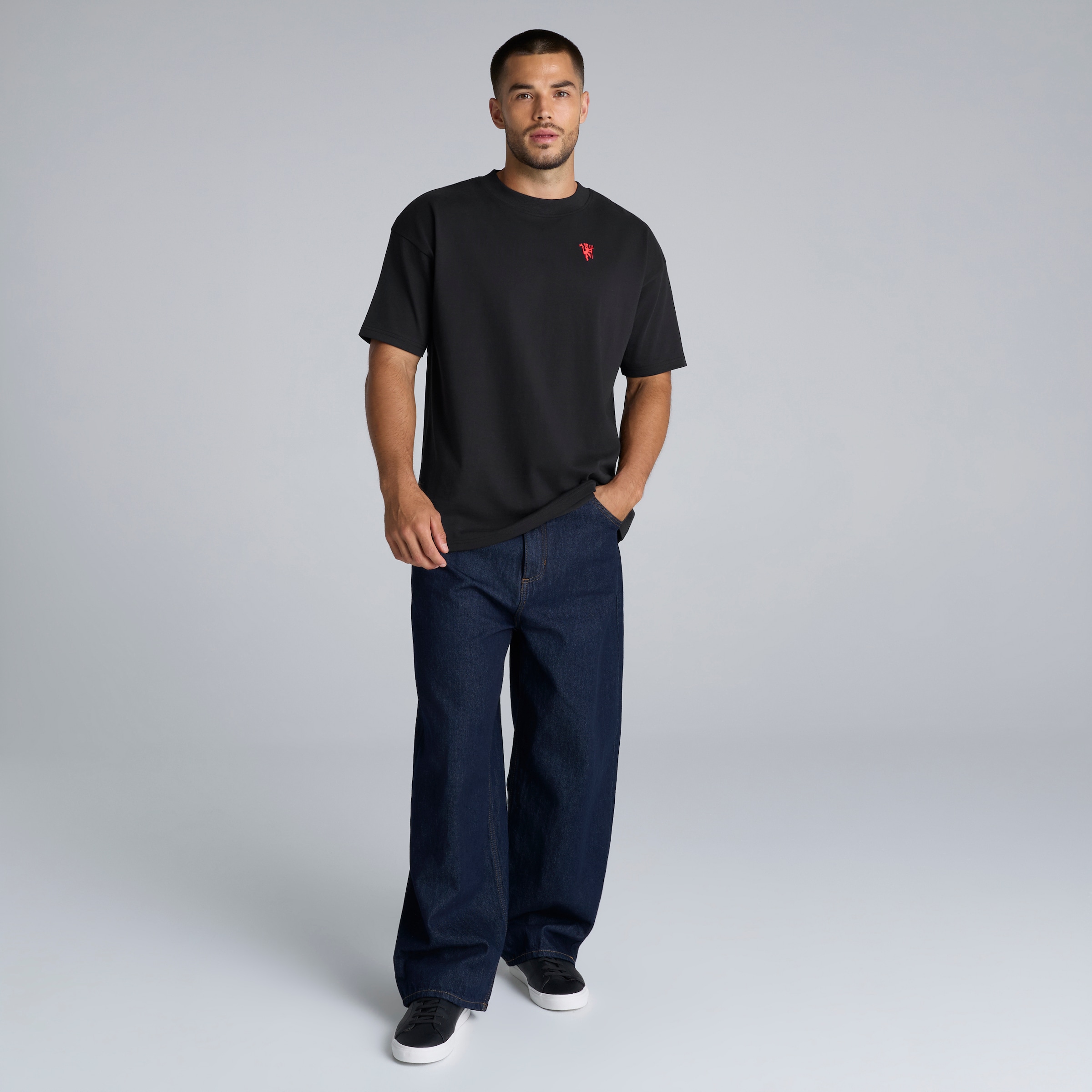 Manchester United There's Nothing on Earth Like Being a Red Back Print T-Shirt Black Negro Detalle [3-5]
