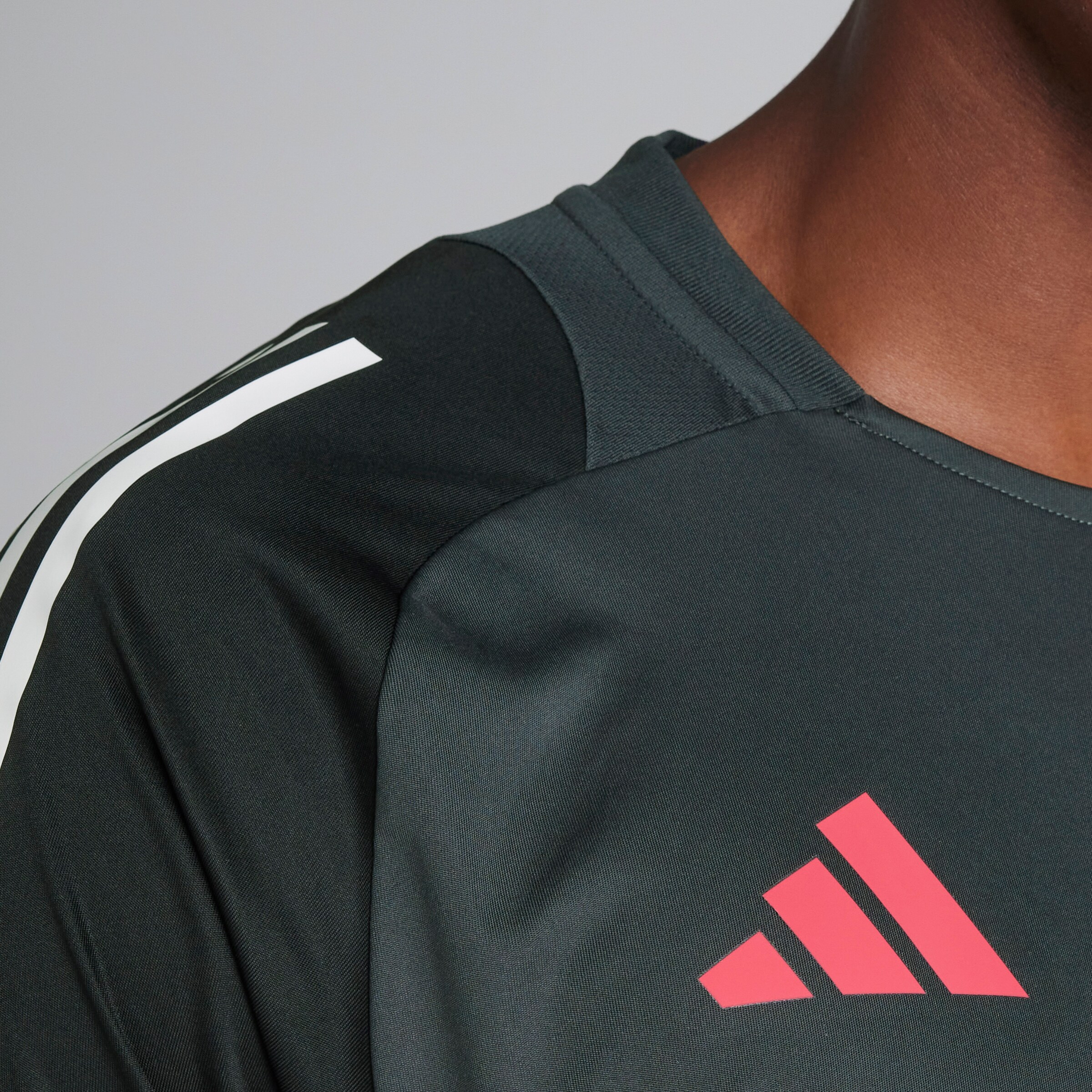 Manchester United European Training Tiro 24 Training Jersey Dark Grey Détail [5-9]