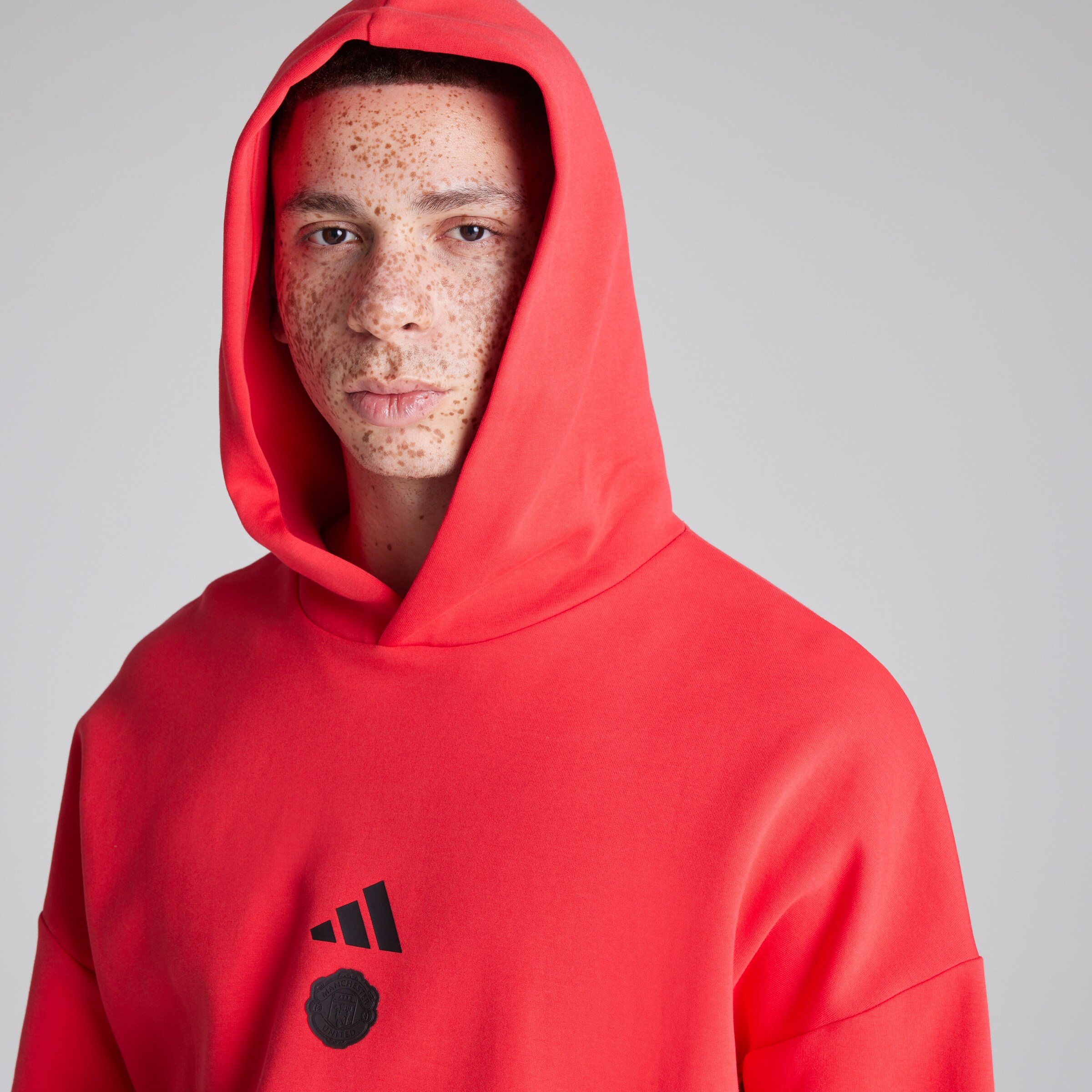 Manchester United x adidas Future Icons Hoodie Red Rouge Détail [4-5]