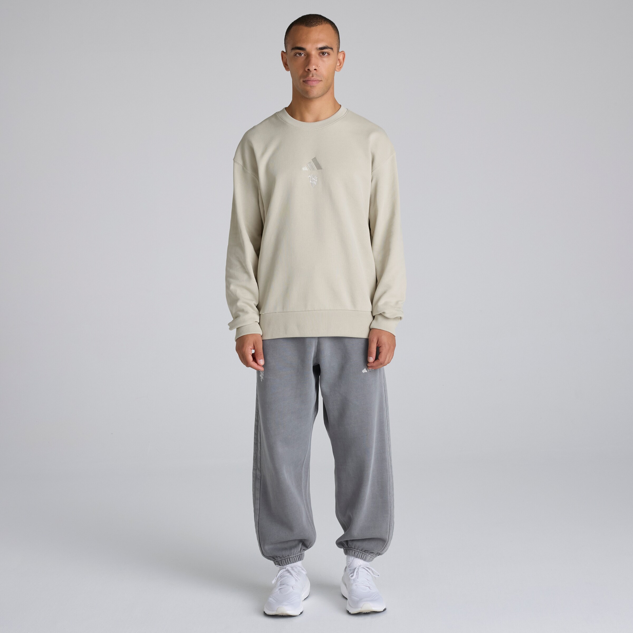 Manchester United x adidas ALL SZN Crew Sweatshirt Beige Beige Détail [3-5]