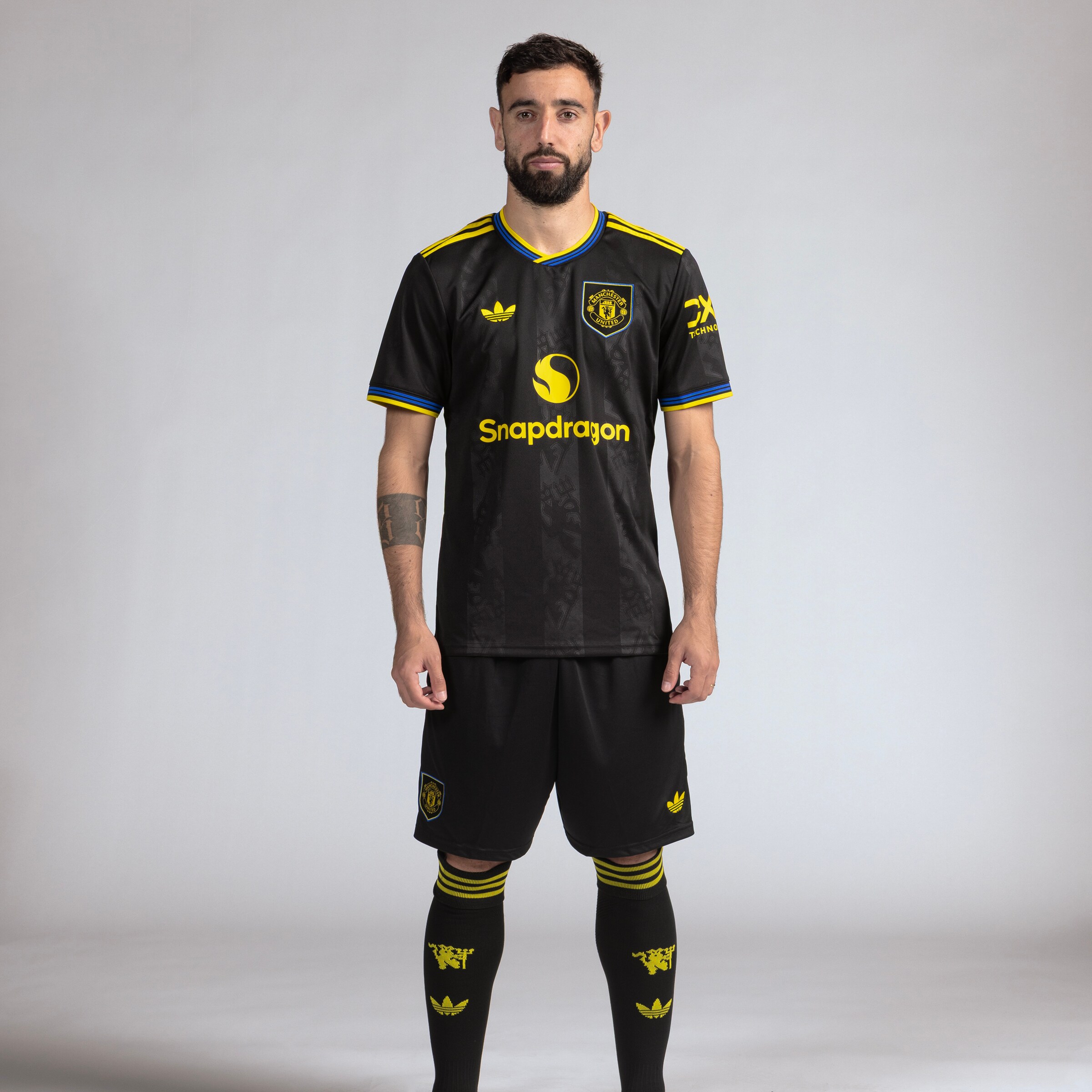 Manchester United 25/26 Third Jersey with Fernandes 8 EPL Printing & Badge Black Detail [4-5]