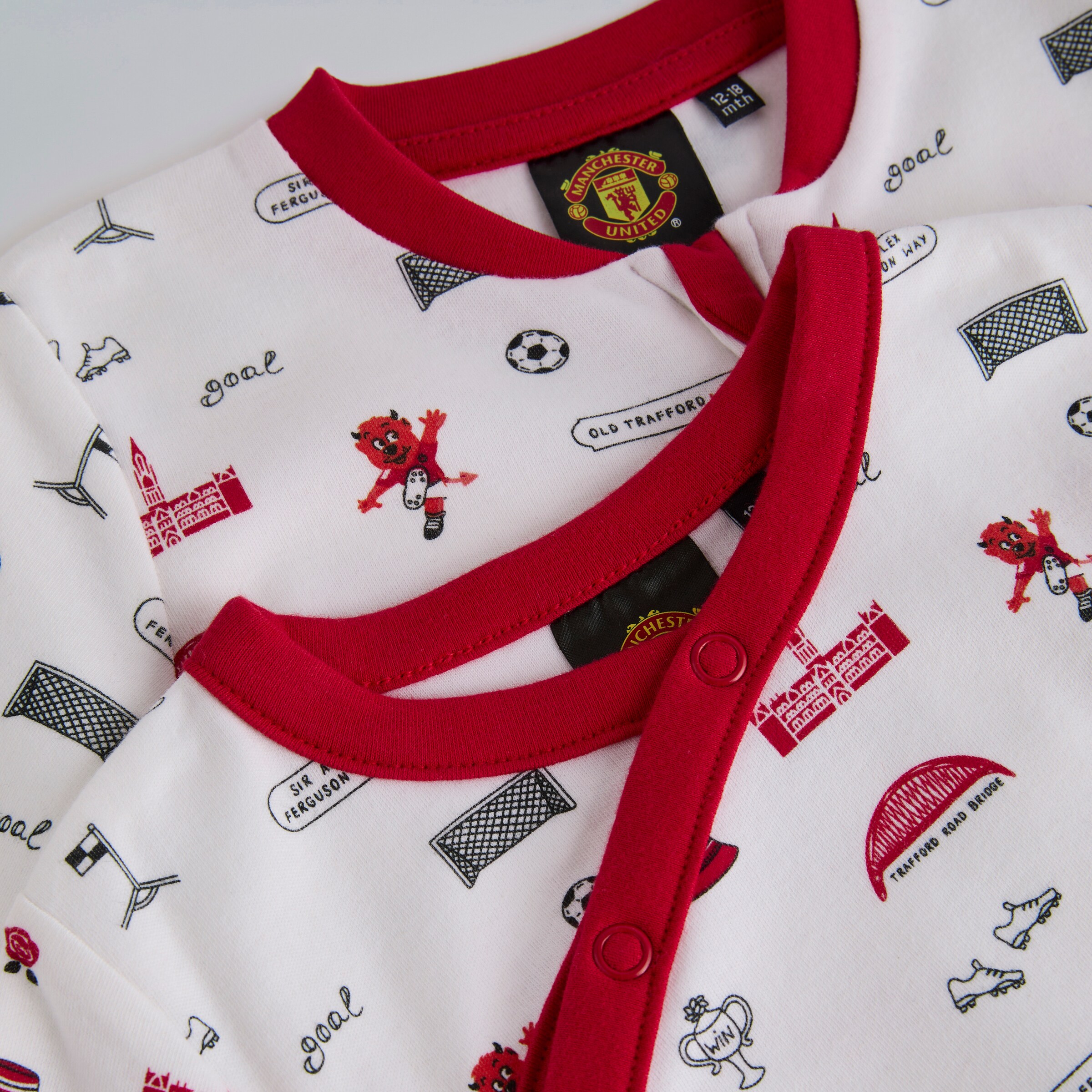 Manchester United Baby Ditsy Print Sleepsuit, Bodysuit, Bib & Hat Gift Bag Set White Multi Detail [3-4]