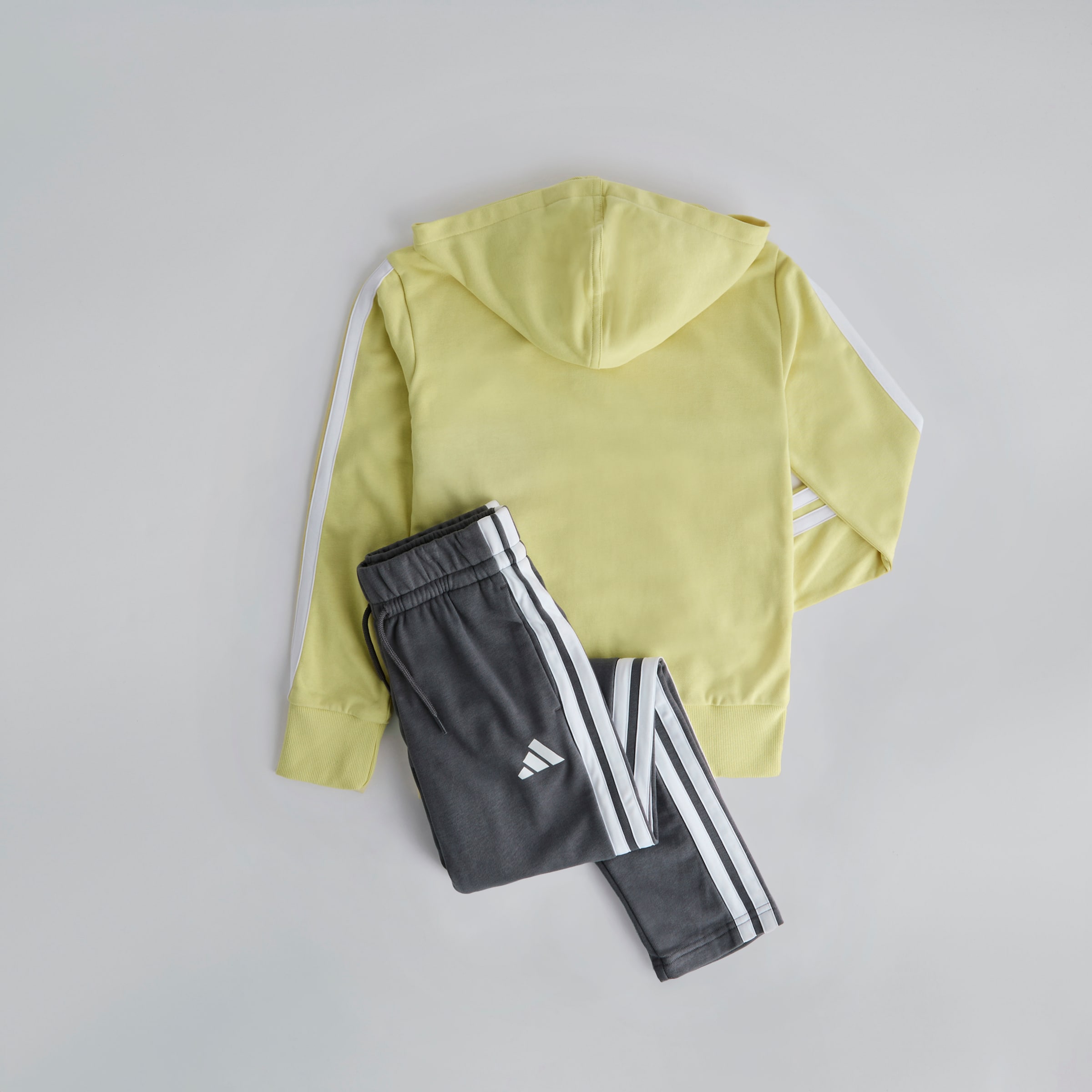 Manchester United x adidas Kids Essentials Tiberio 3-Stripes French Terry Tracksuit Yellow/Grey Jaune Détail [2-4]