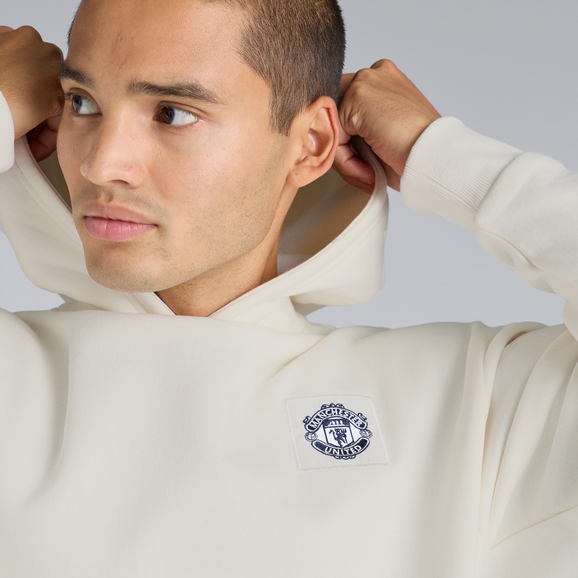 Manchester United Heritage Back Print Hoodie Cream Beige Detail [5-6]