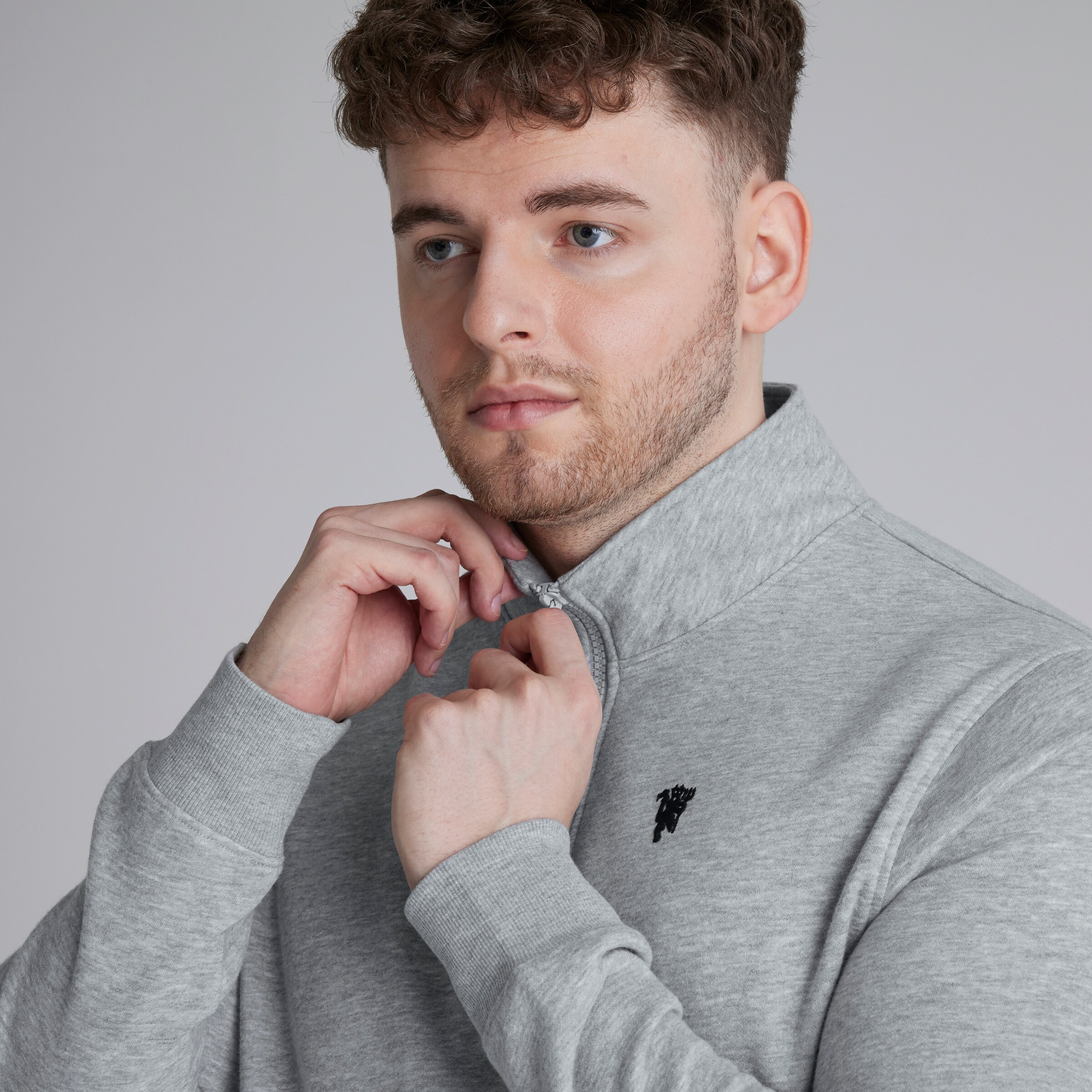 Manchester United Devil Essentials 1/4 Zip Sweatshirt Grey Grey Detail [4-4]