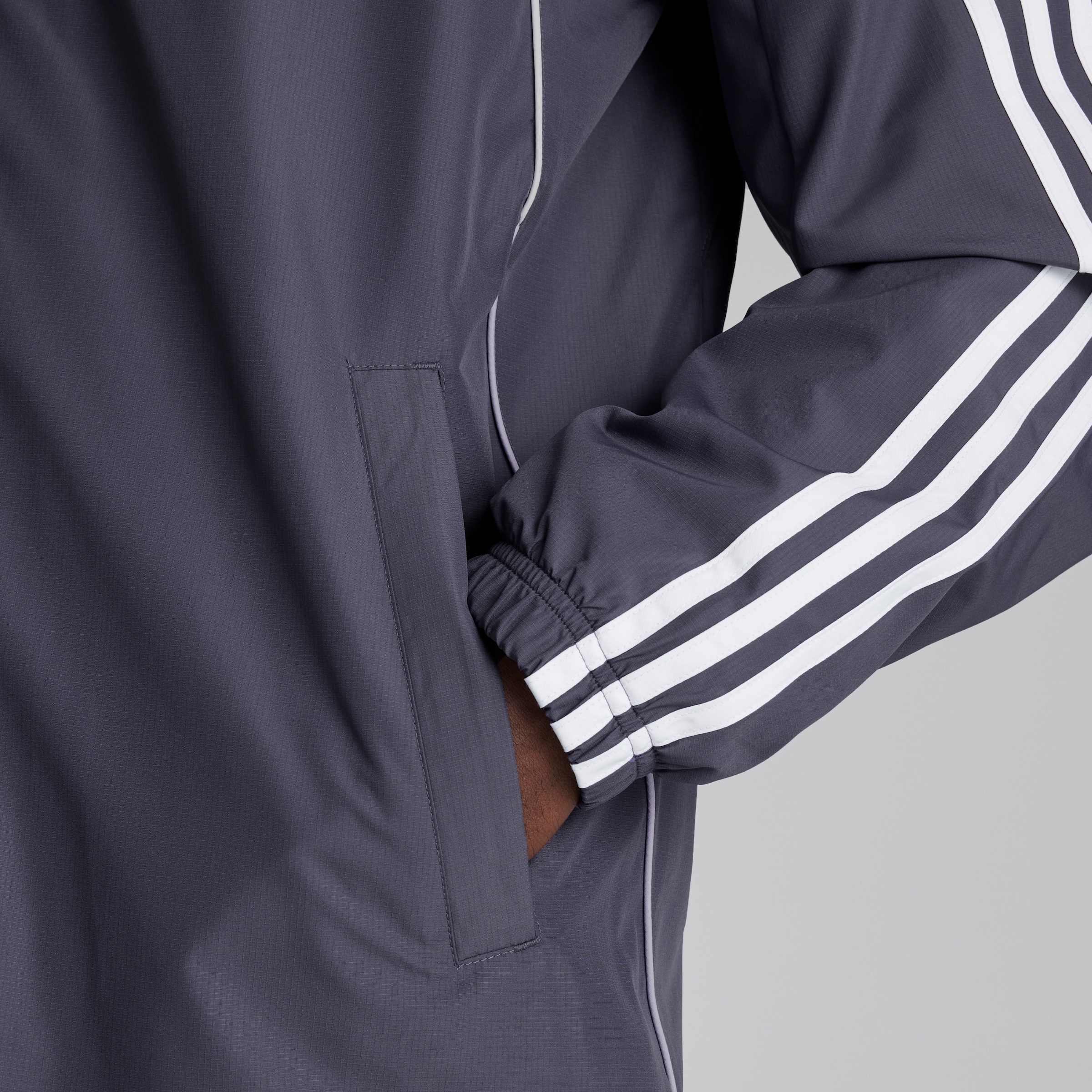 Manchester United x adidas 25/26 Urban Purist Wind Breaker Purple Violet Détail [5-6]