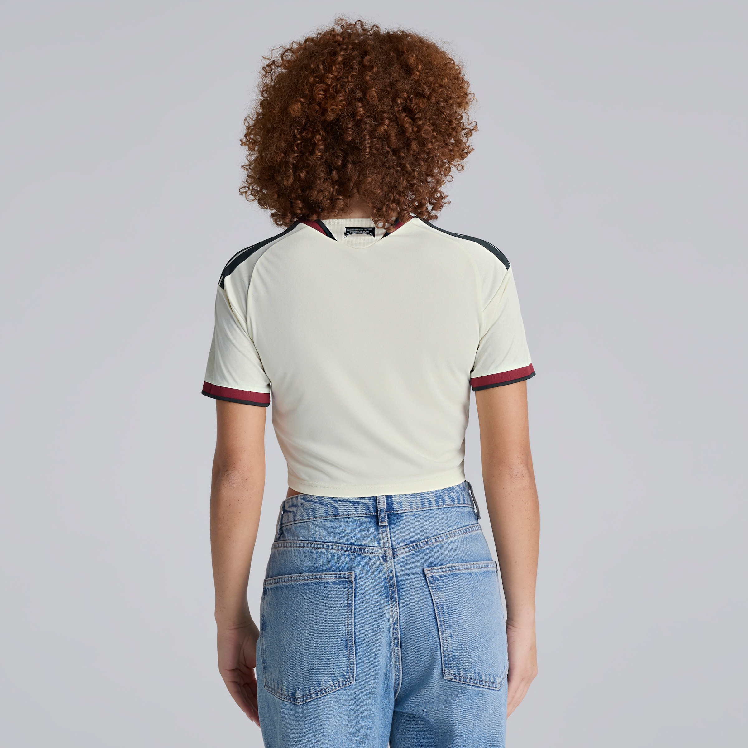 Manchester United Womens 26/27 Third Cropped Jersey Beige Detail [2-7]