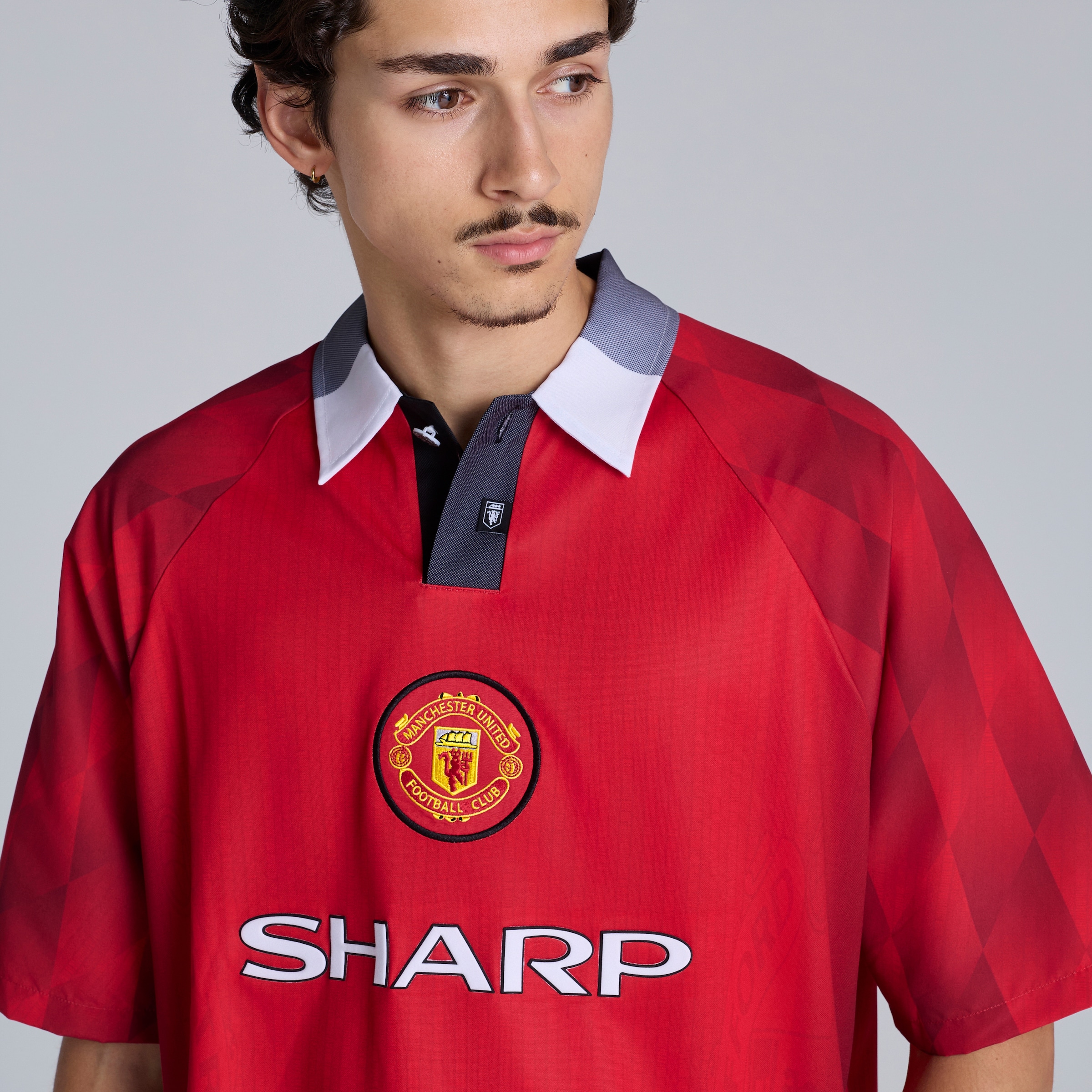 Manchester United Retro 1996-98 Home Shirt Solskjaer Printing Red Red Detail [4-4]