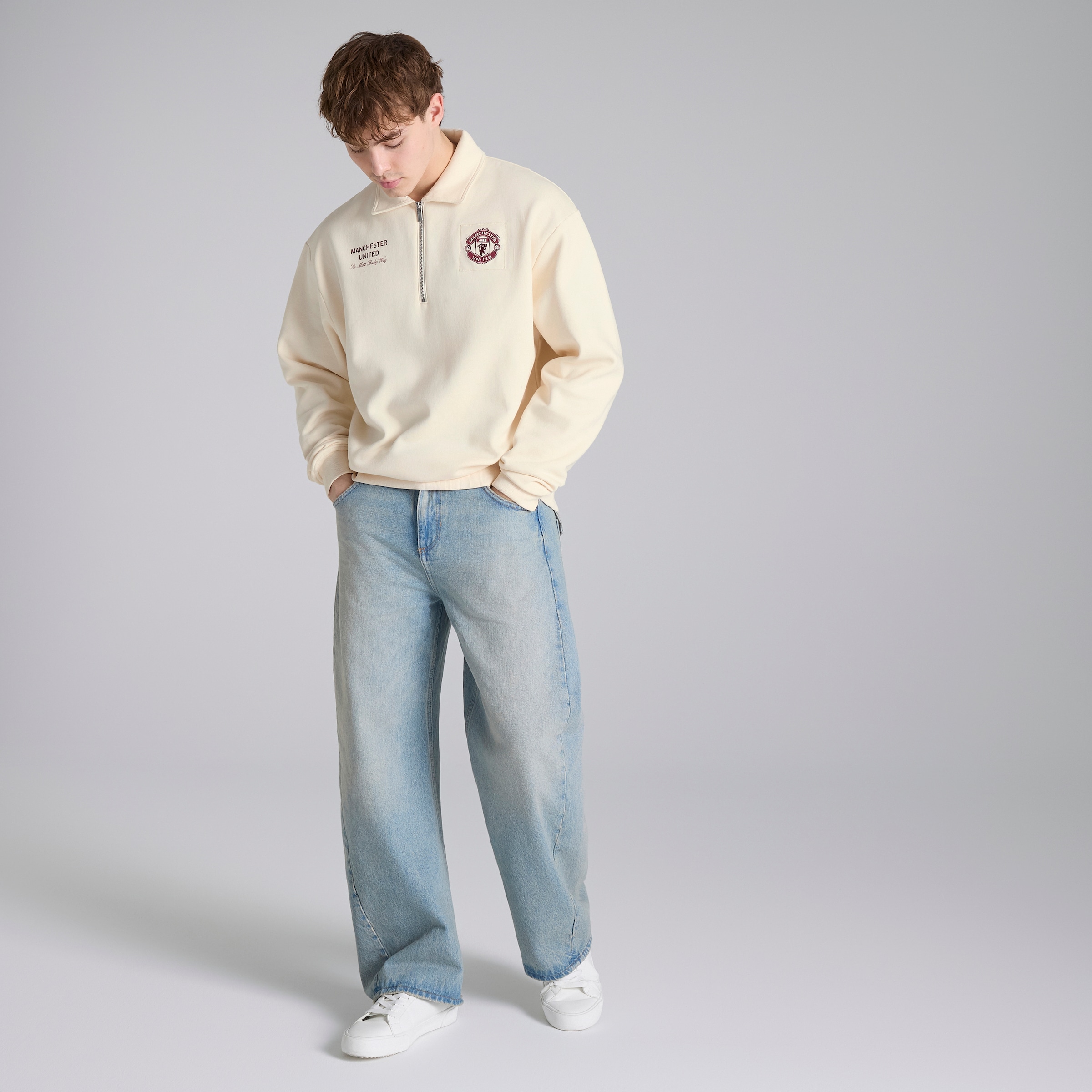 Manchester United Theatre of Dreams Quarter Zip Sweatshirt Cream Beige Detail [3-5]