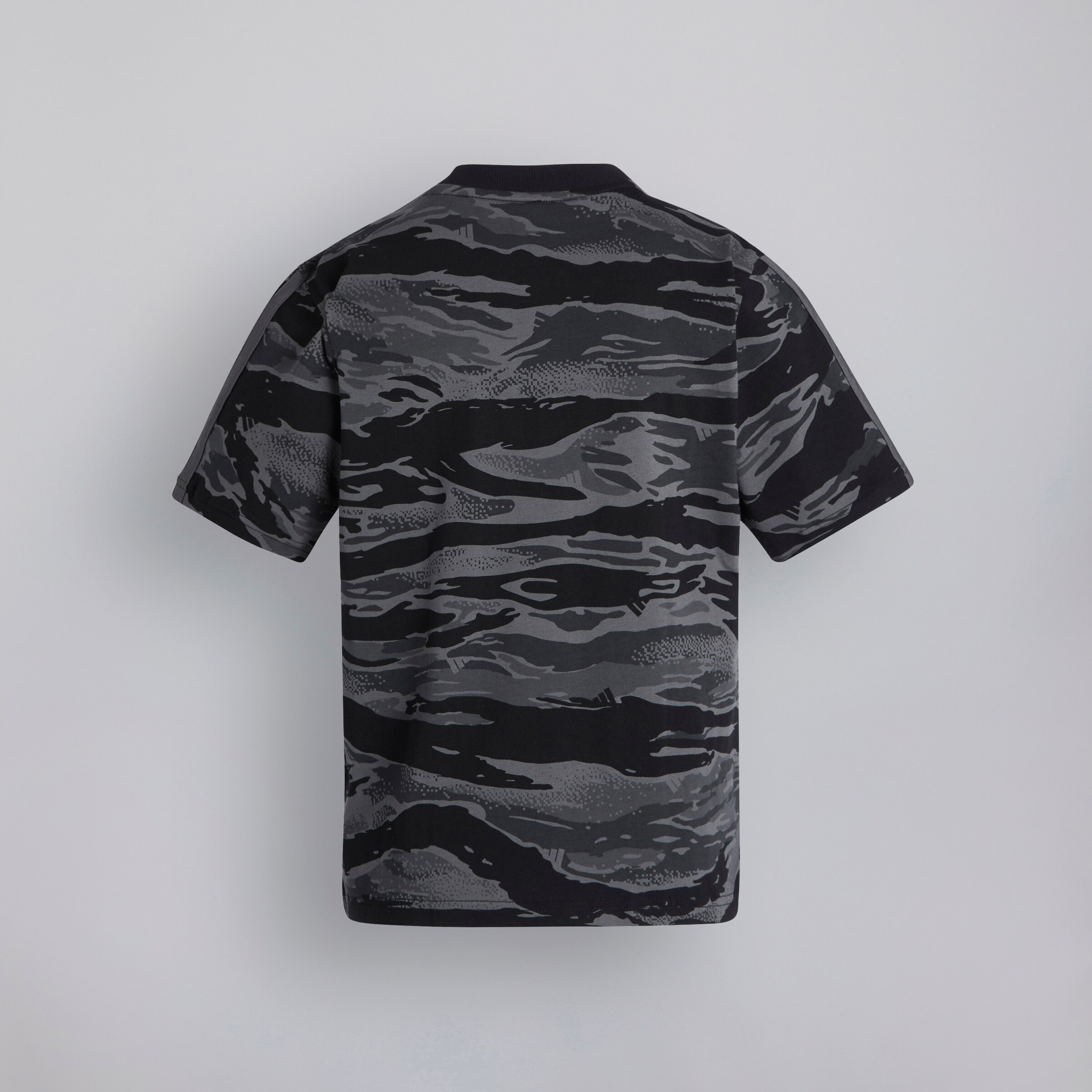 Manchester United x adidas Kids Essentials Camo T-Shirt Black Noir Détail [2-2]