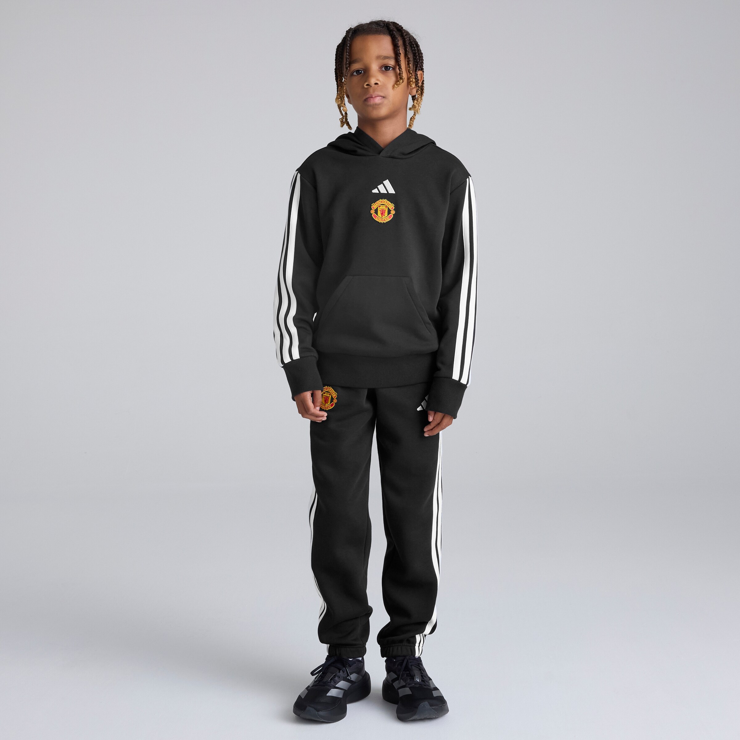 Manchester United x adidas Kids Essentials 3-Stripes Hoodie Black Noir Détail [3-5]