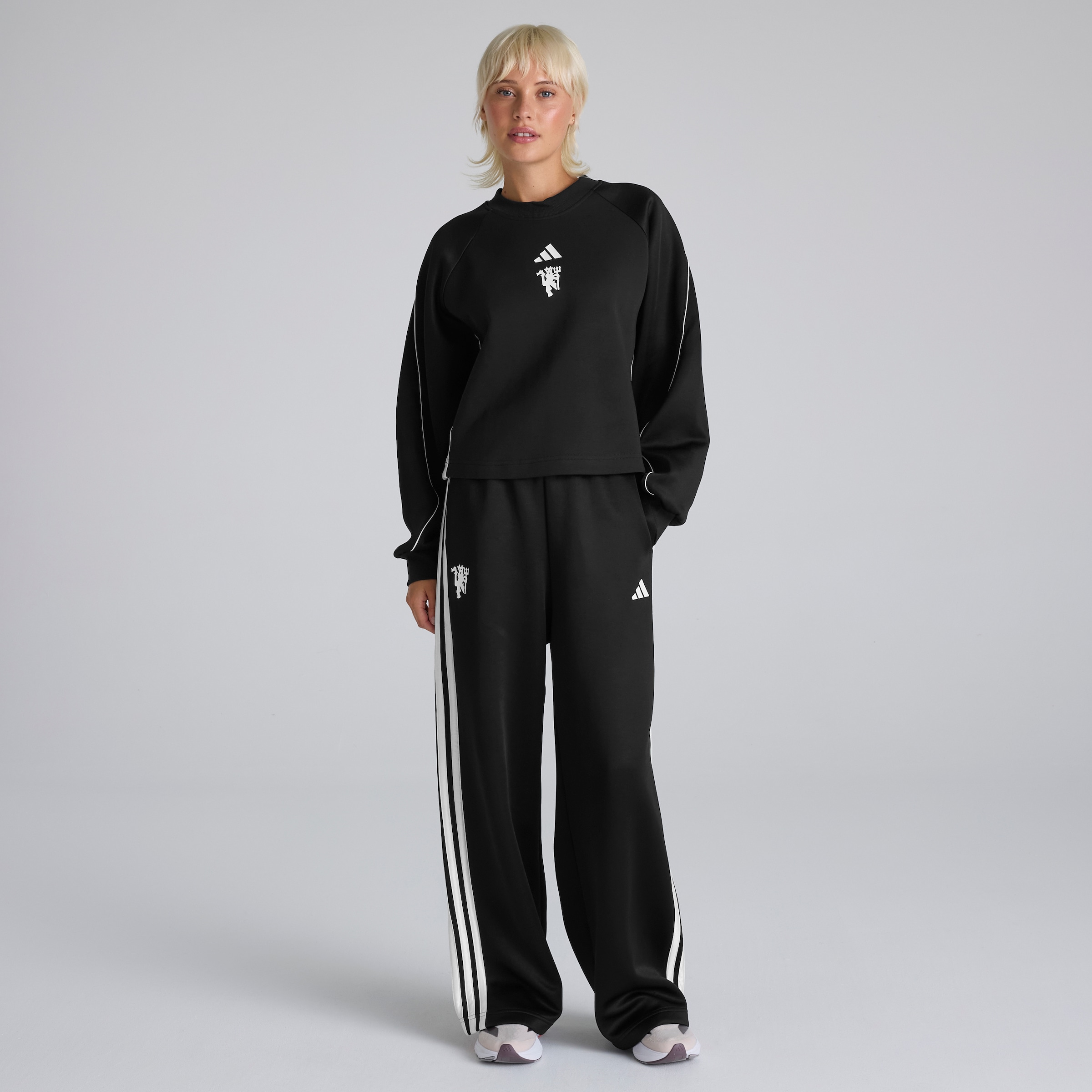 Manchester United x adidas Womens Stadium Crewneck Sweatshirt Black Noir Détail [3-5]