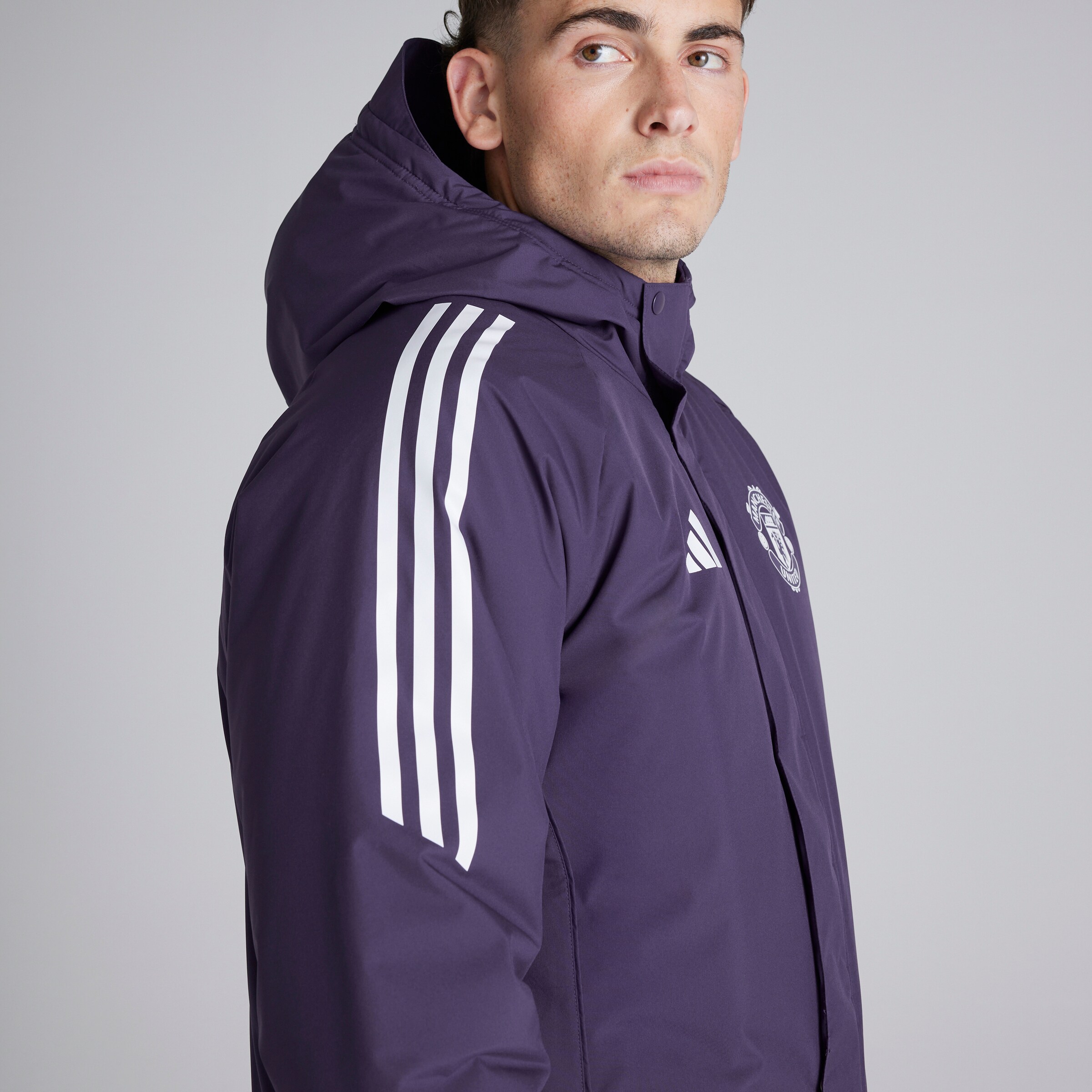 MU Adidas 25/26 Training Mens Parka Coat Purple Violet Détail [4-6]