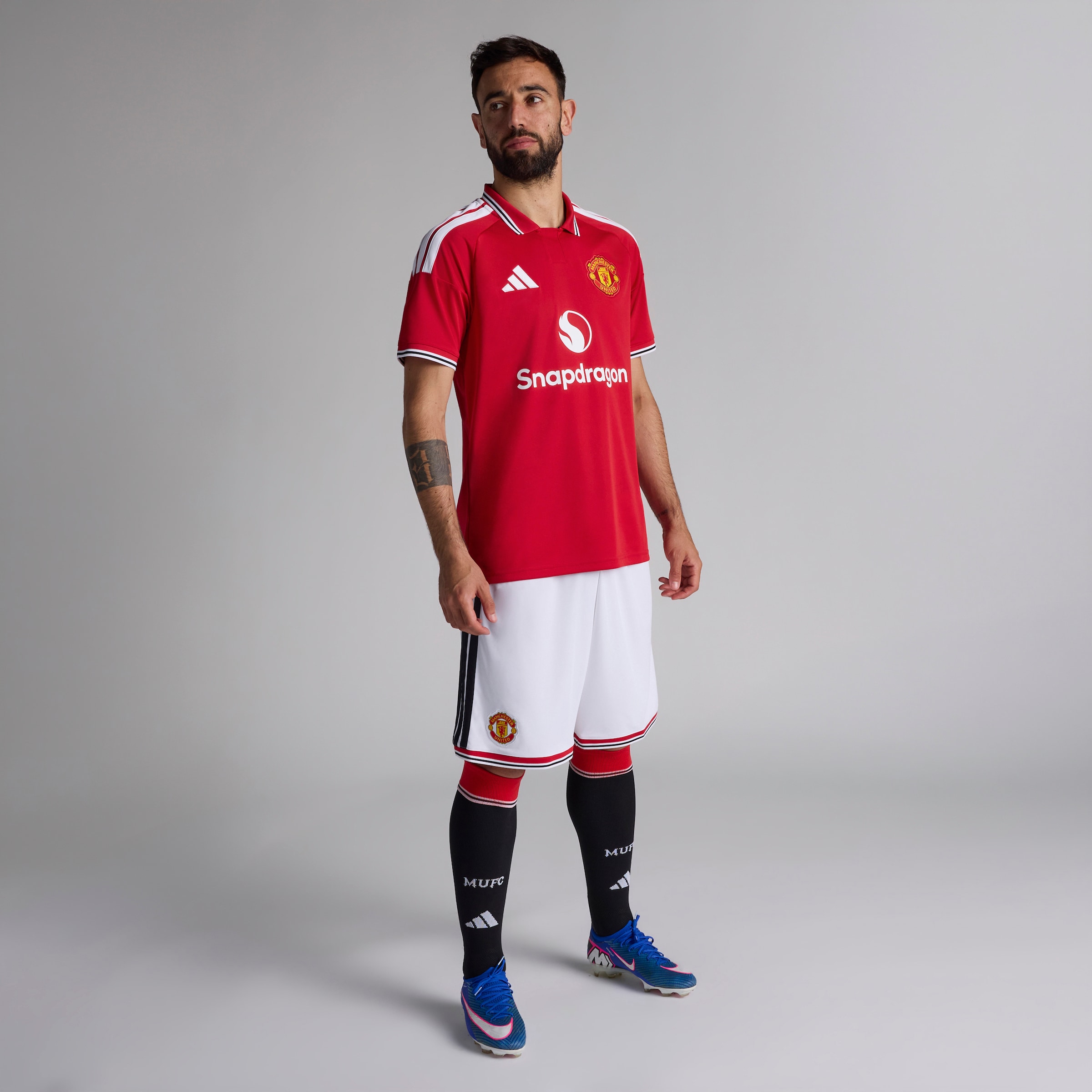 Manchester United 26/27 Home Jersey with Fernandes 8 EPL Printing & Badge Rouge Détail [3-4]