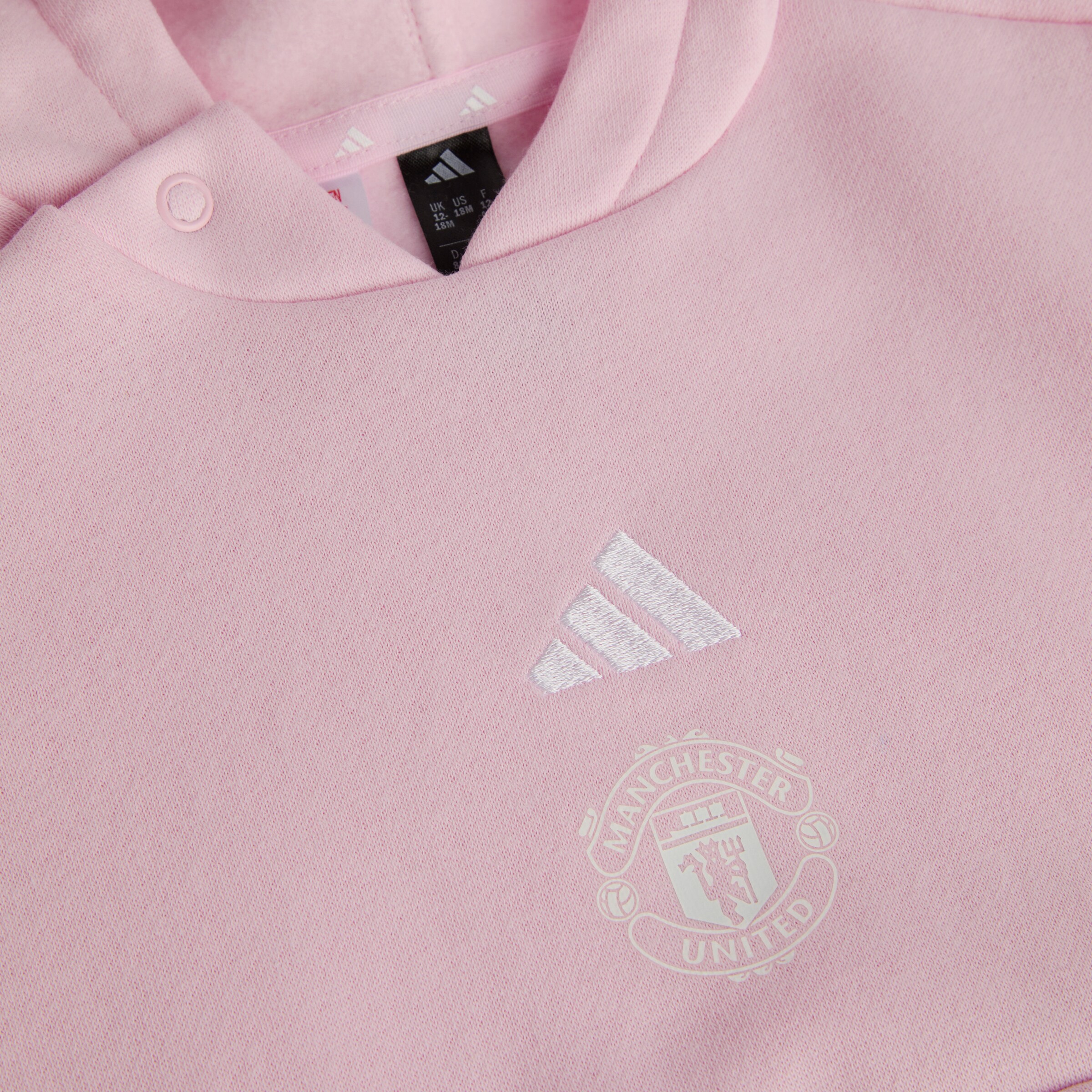 Manchester United x adidas Infant Essentials Hooded Jogger Set Pink Rose Détail [3-4]