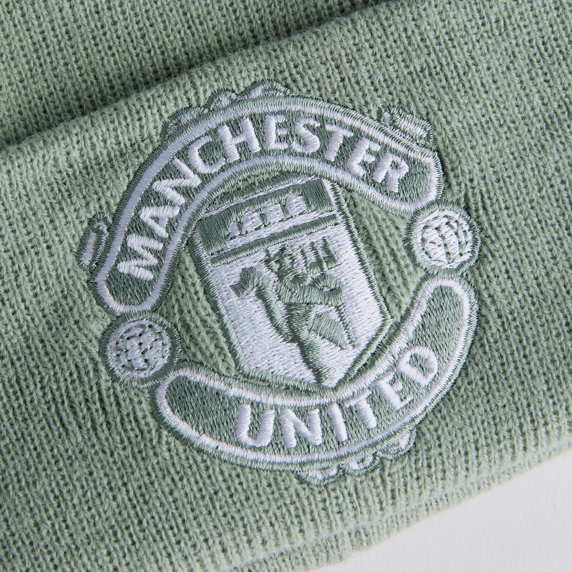 Manchester United x New Era Seasonal Cuff Beanie Green Green Detail [3-4]