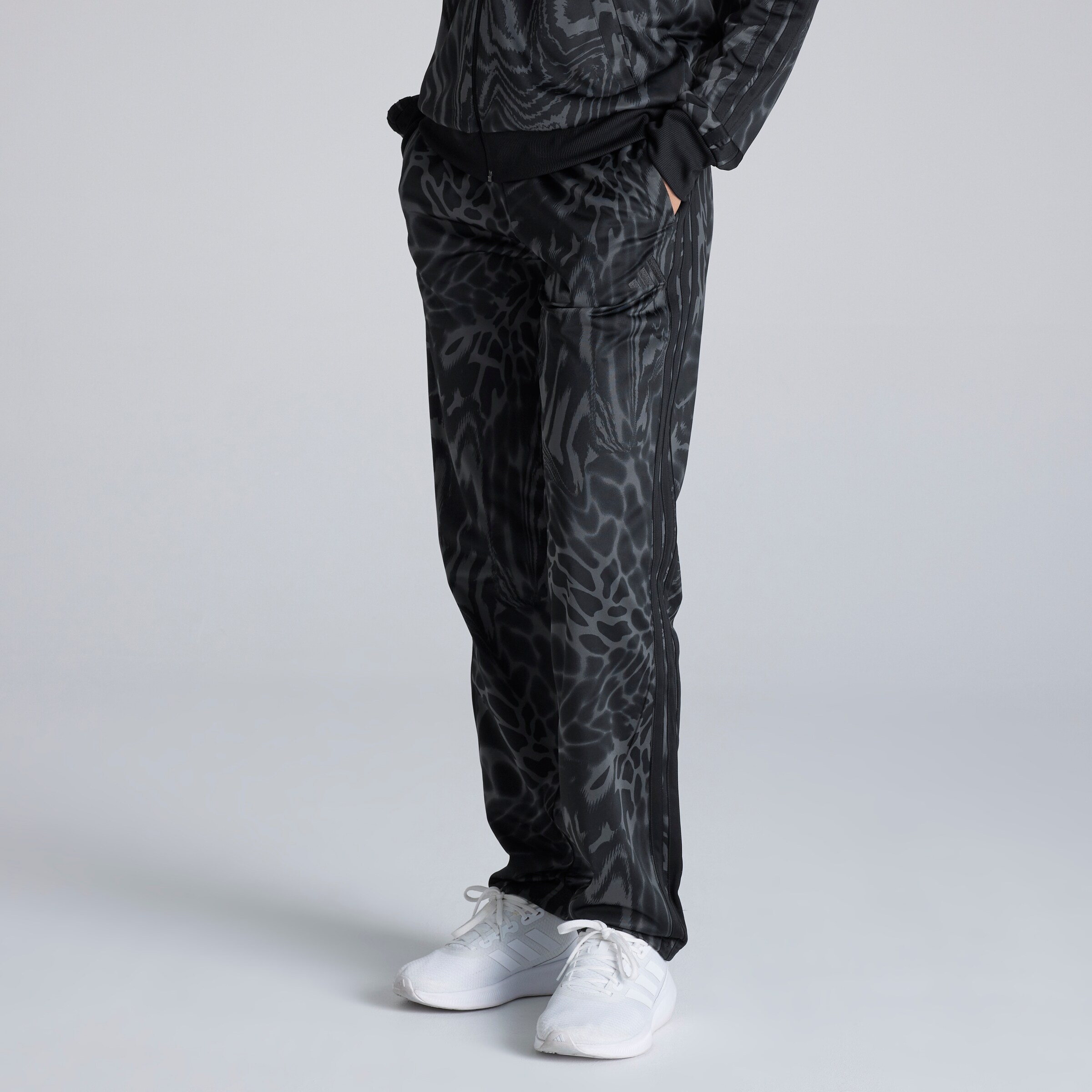 Manchester United x adidas Womens Essentials 3-Stripes Tracksuit Black Black Detail [4-6]