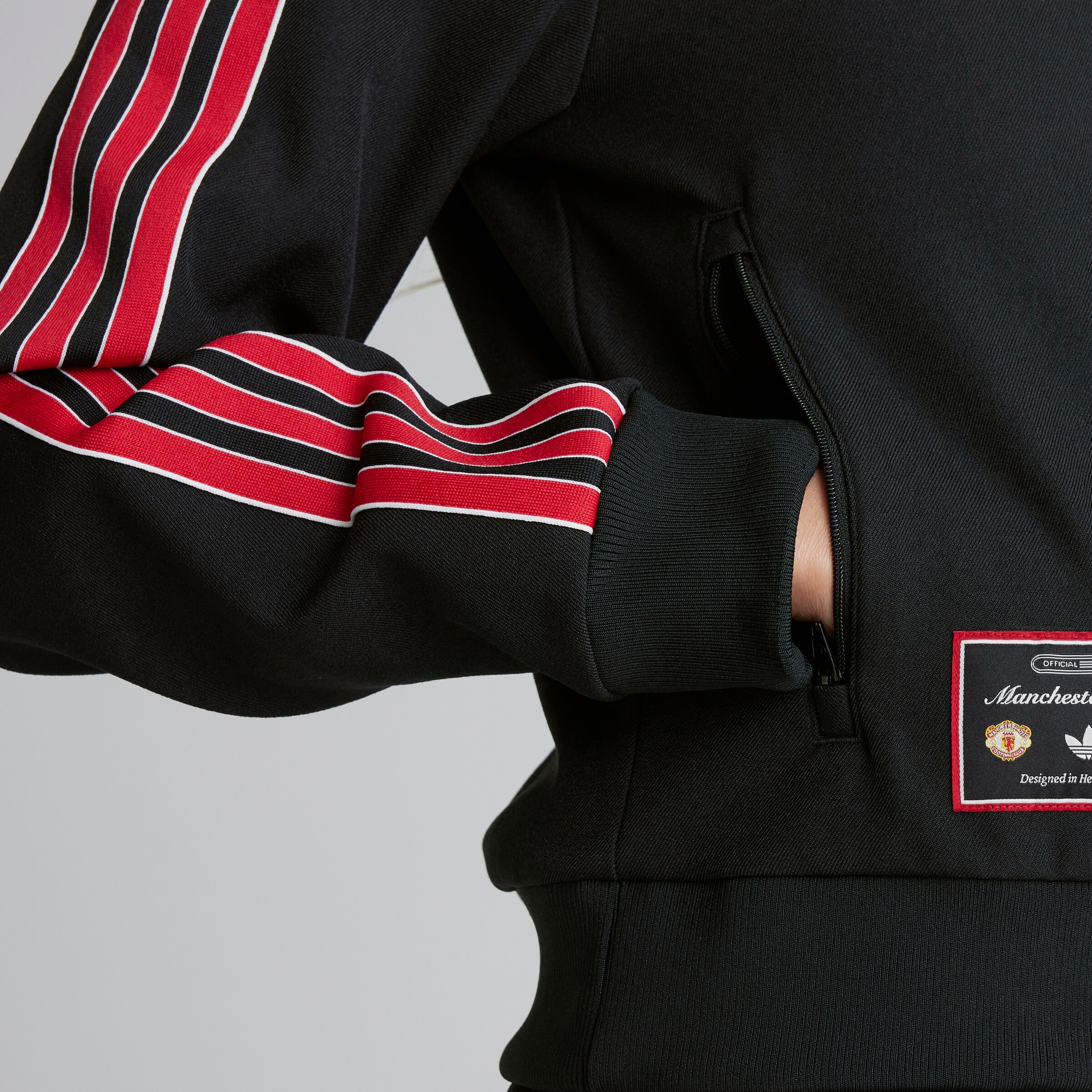 Manchester United x adidas Womens Terrace Icons Track Top Black Noir Détail [5-8]