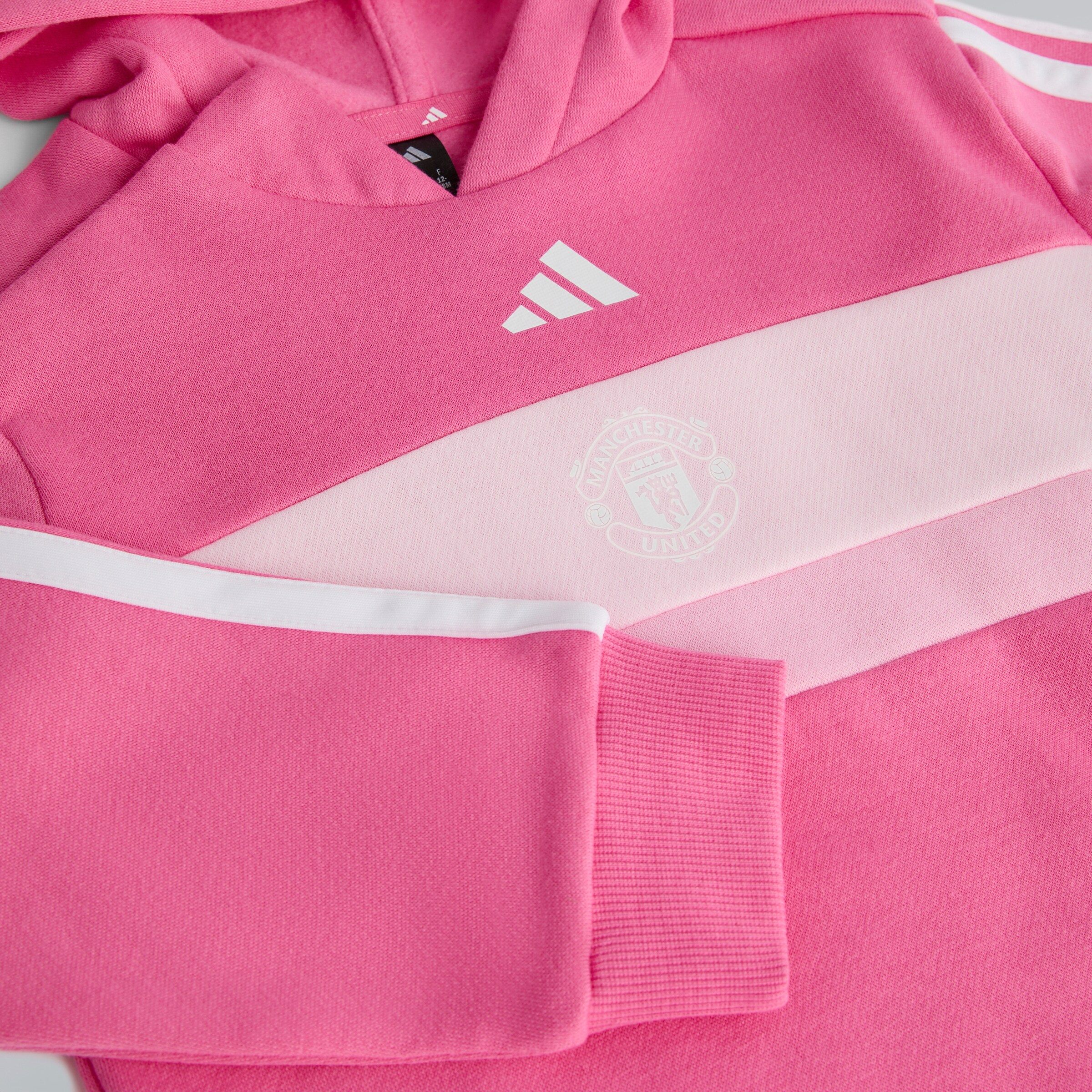 Manchester United x adidas Infant Essentials Tiberio 3-Stripes Fleece Leggins Set Pink/Black Detalle [3-4]