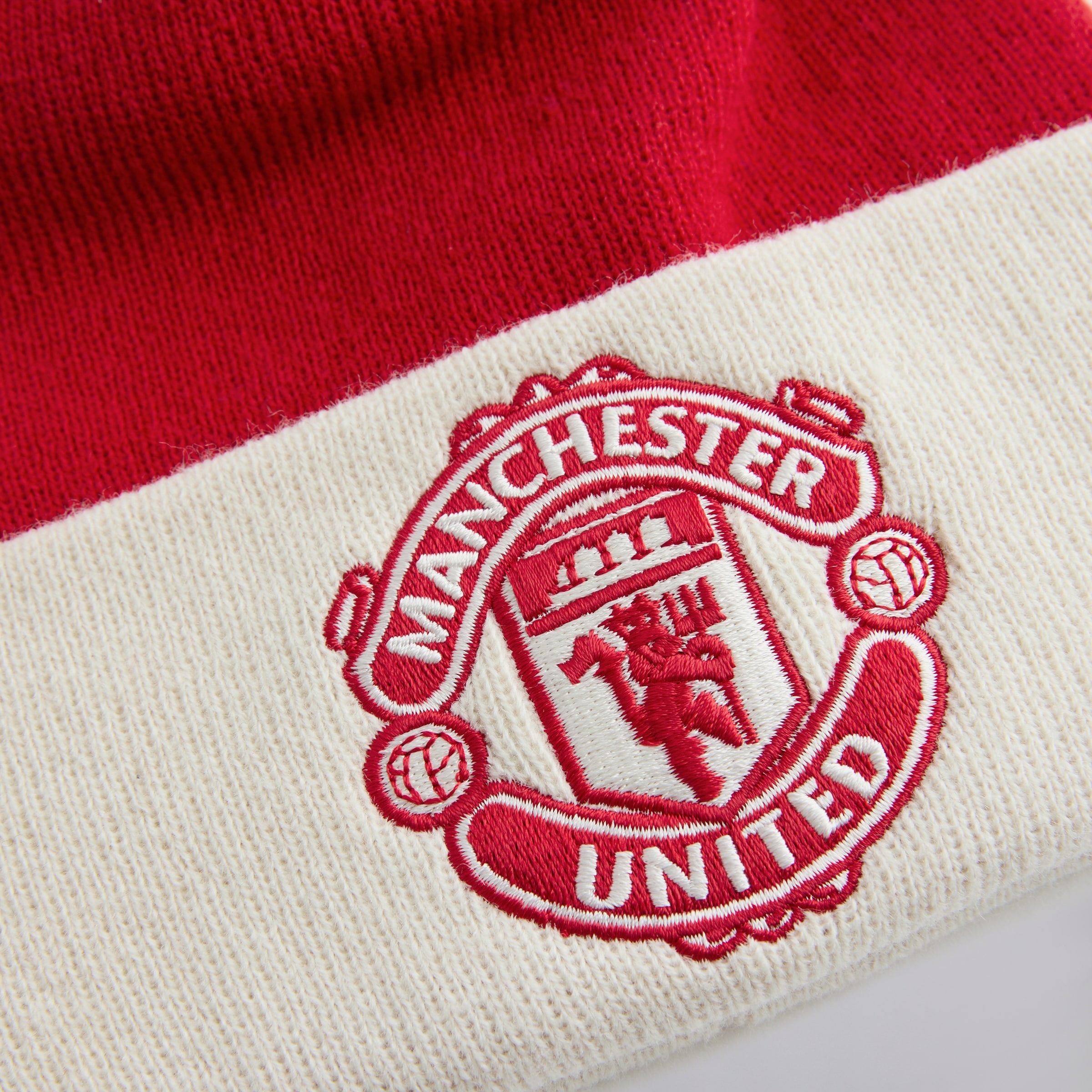 Manchester United x New Era Kids Contrast Bobble Beanie Red Beige Detalle [3-4]