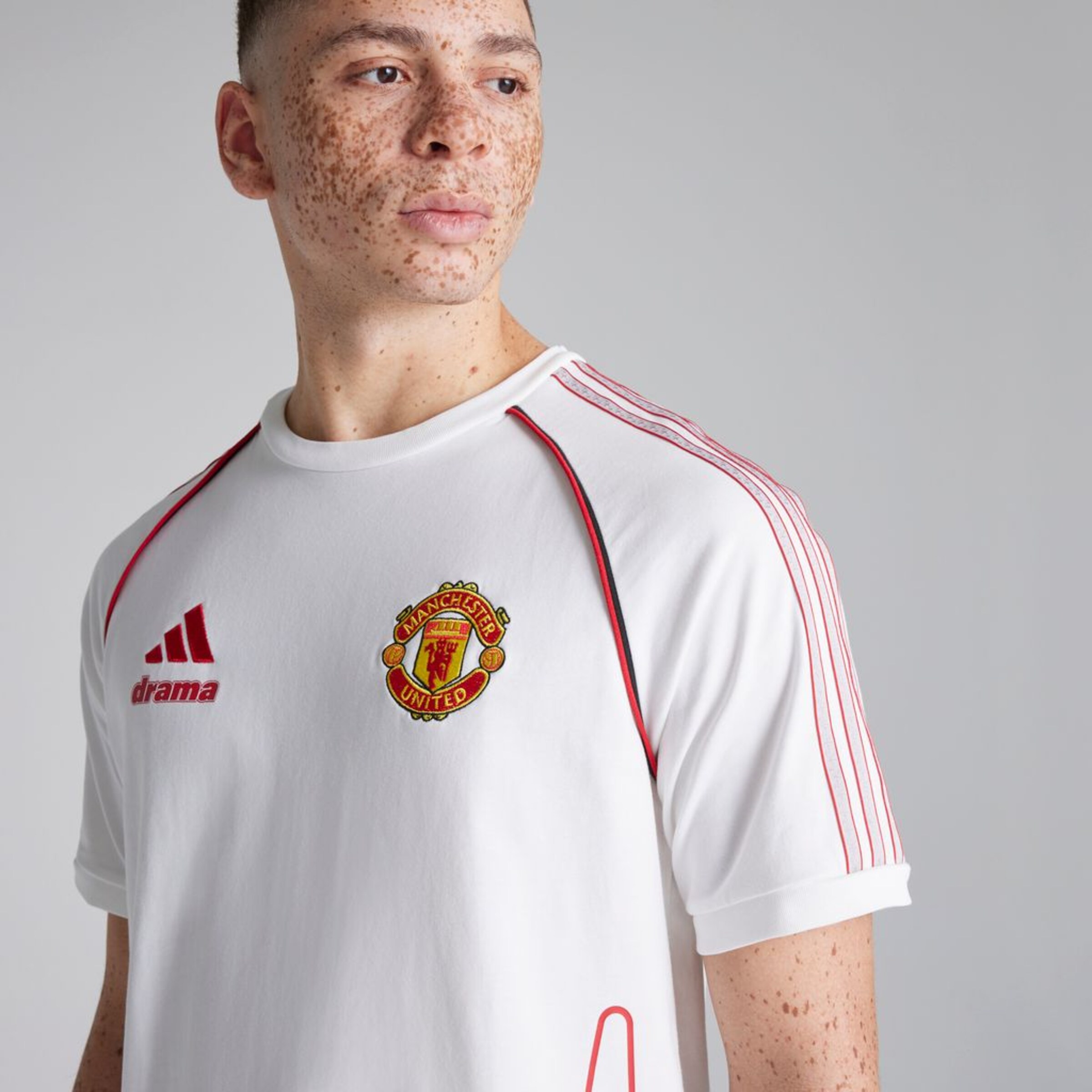 完売品Manchester United x DRAMACALL ゲームシャツ Drama Call x Manchester United 1988 Blue Jersey T Shirt | IP5544