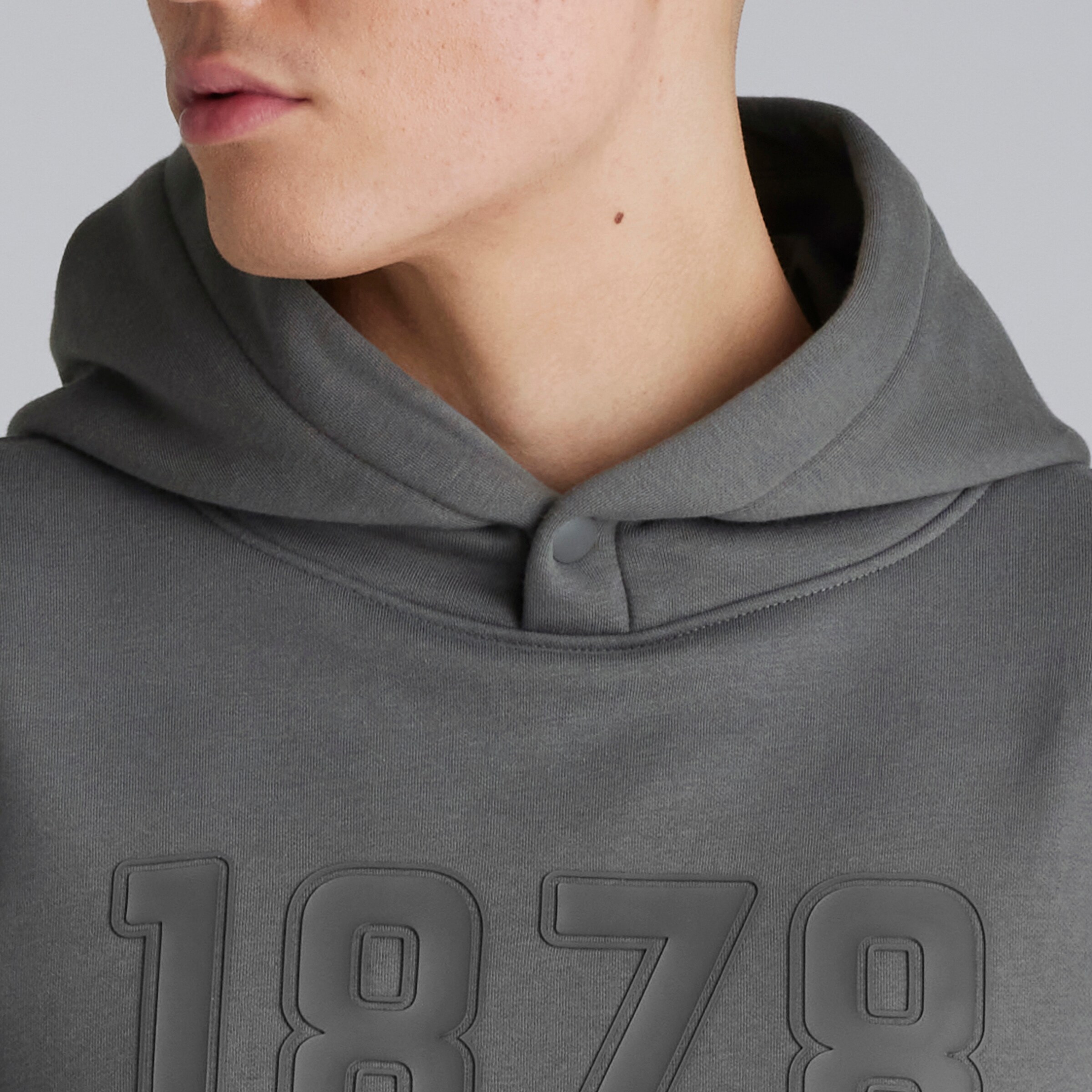 Manchester United Mens 1878 Overhead Hoodie Slate Gris Detalle [4-6]