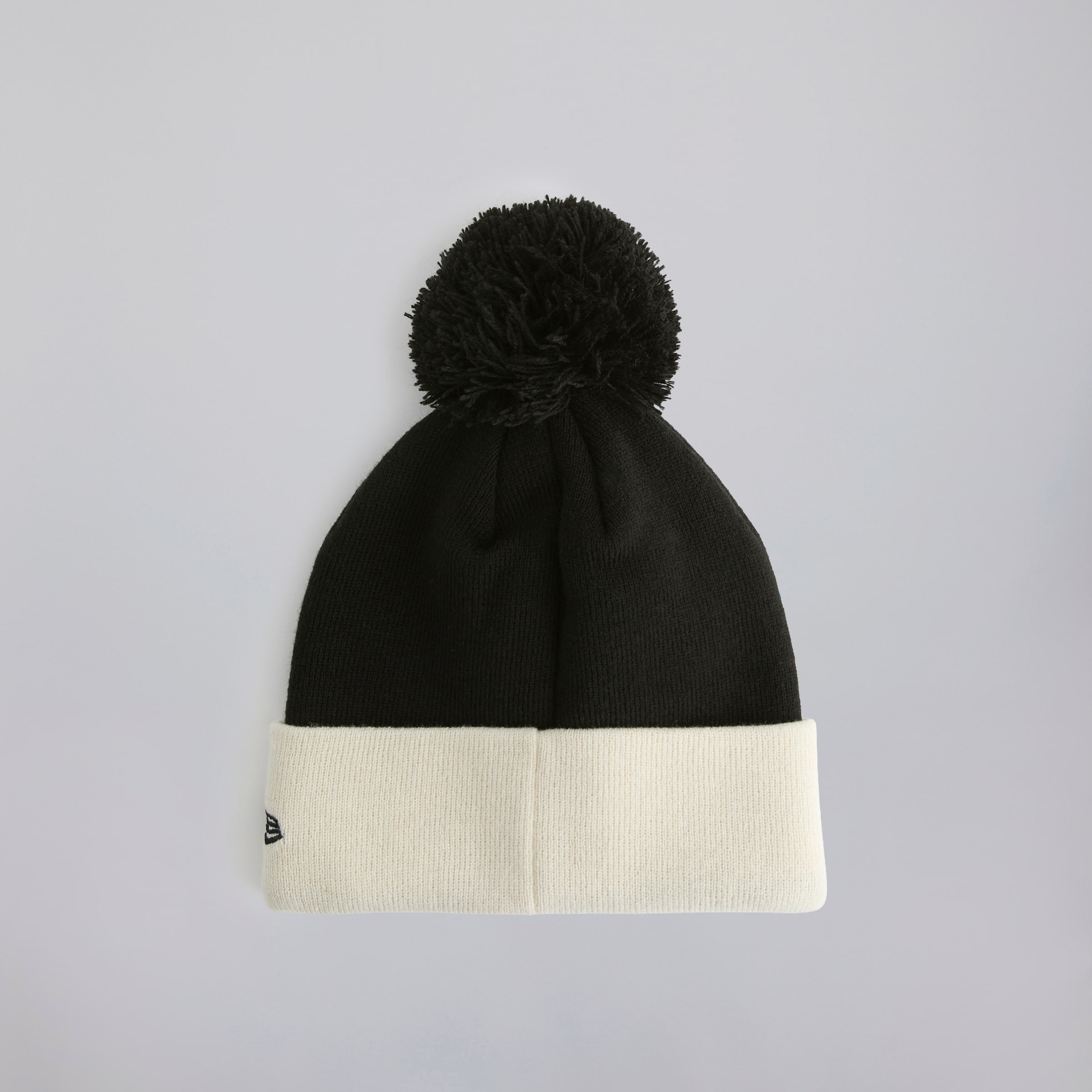 Manchester United x New Era Monogram Contrast Bobble Beanie Black Black Detail [2-4]