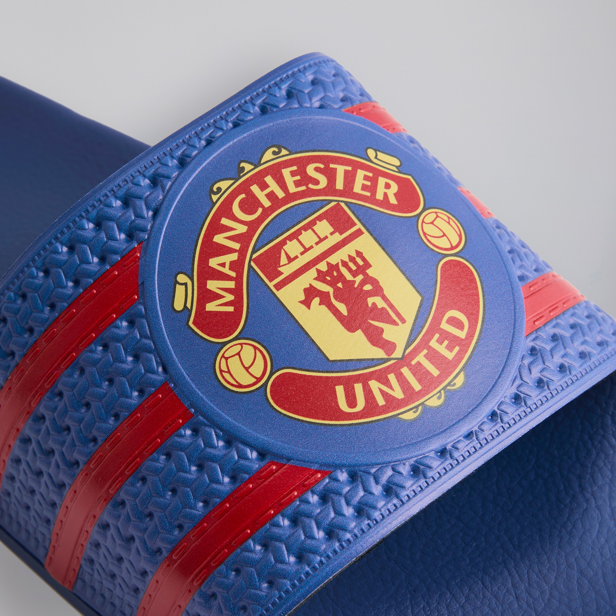 Manchester United x adidas Trefoil Slides Blue Bleu Détail [5-6]