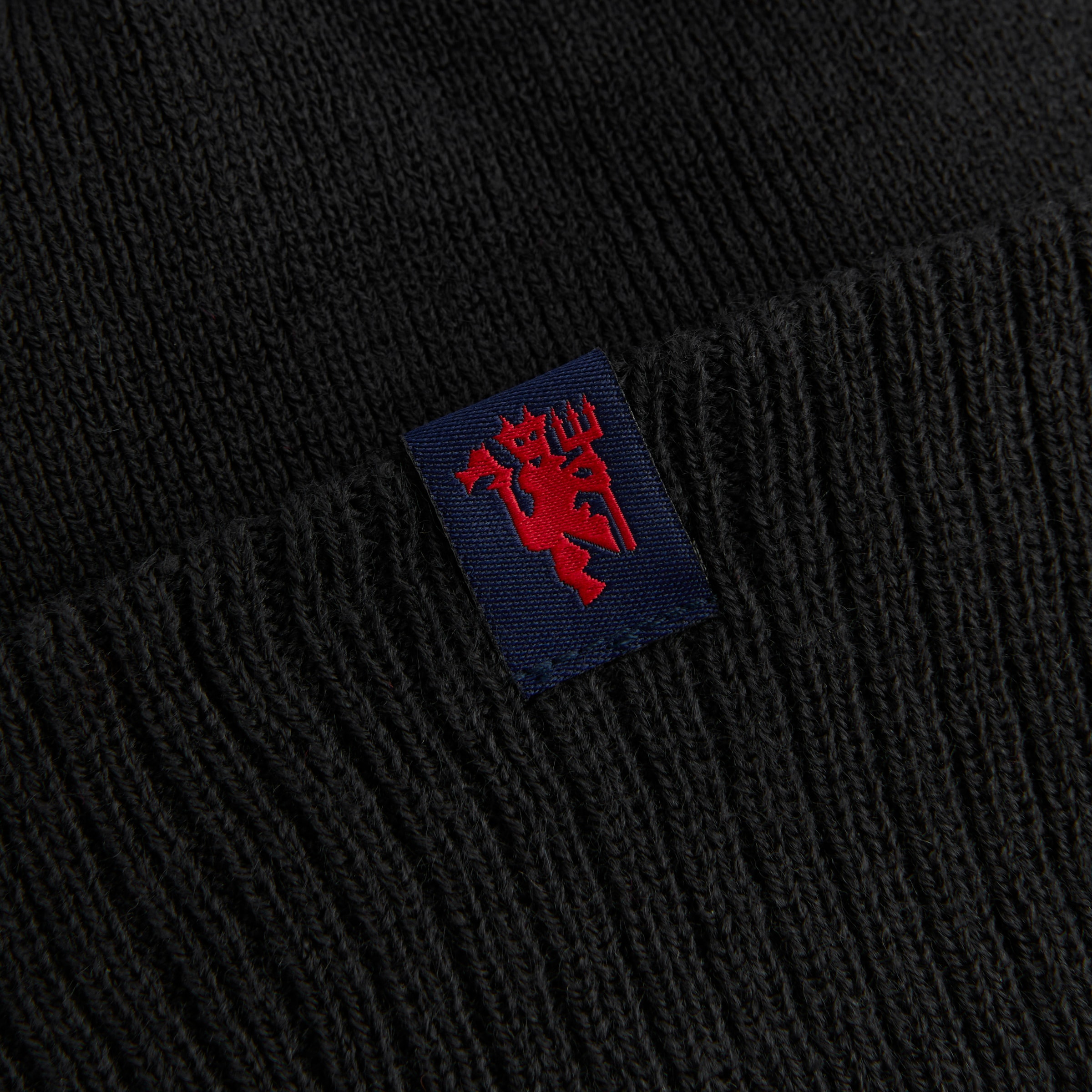 Manchester United x New Era Wordmark Bobble Beanie Black Black Detail [3-4]