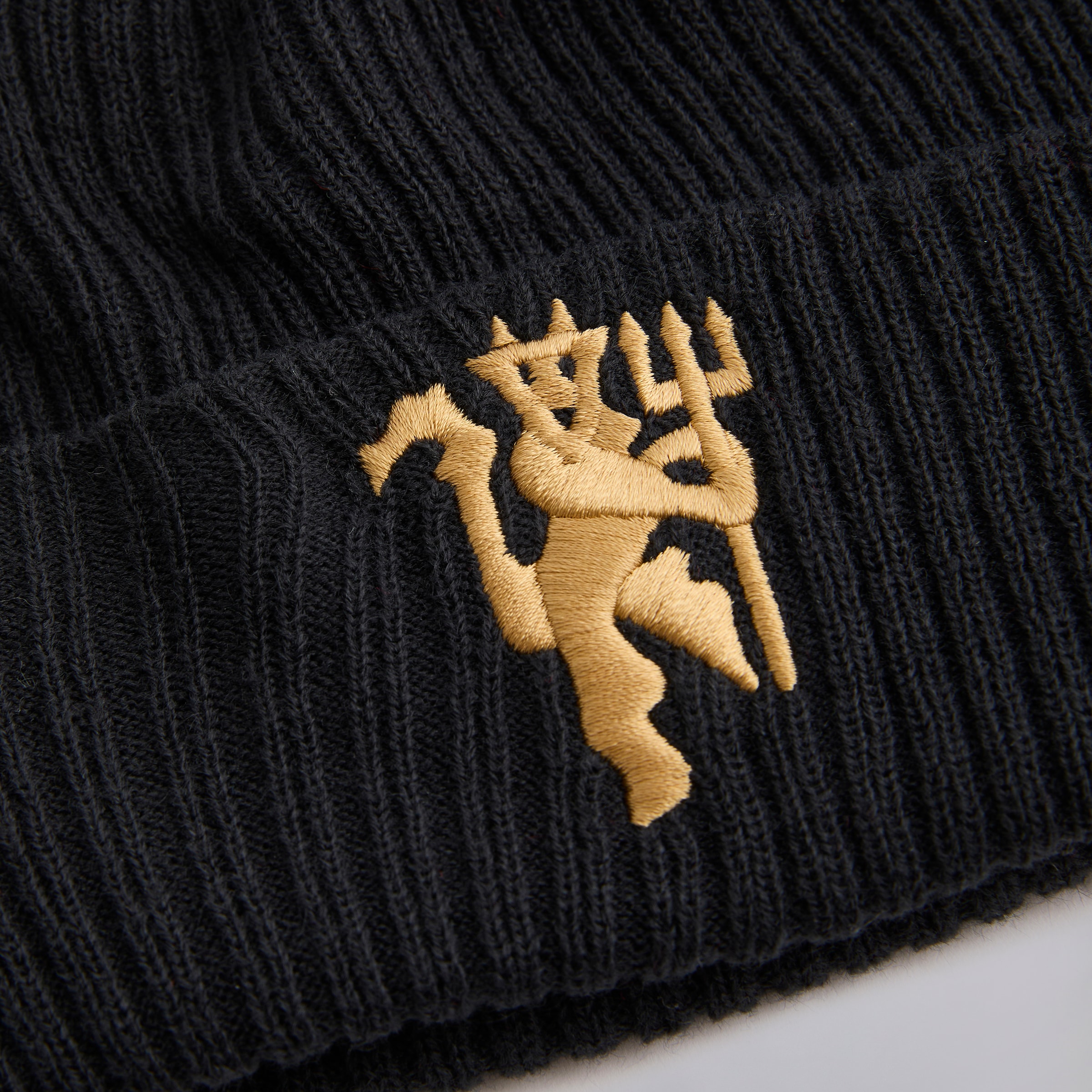Manchester United x New Era Gold Devil Beanie Navy Navy blue Detail [3-4]