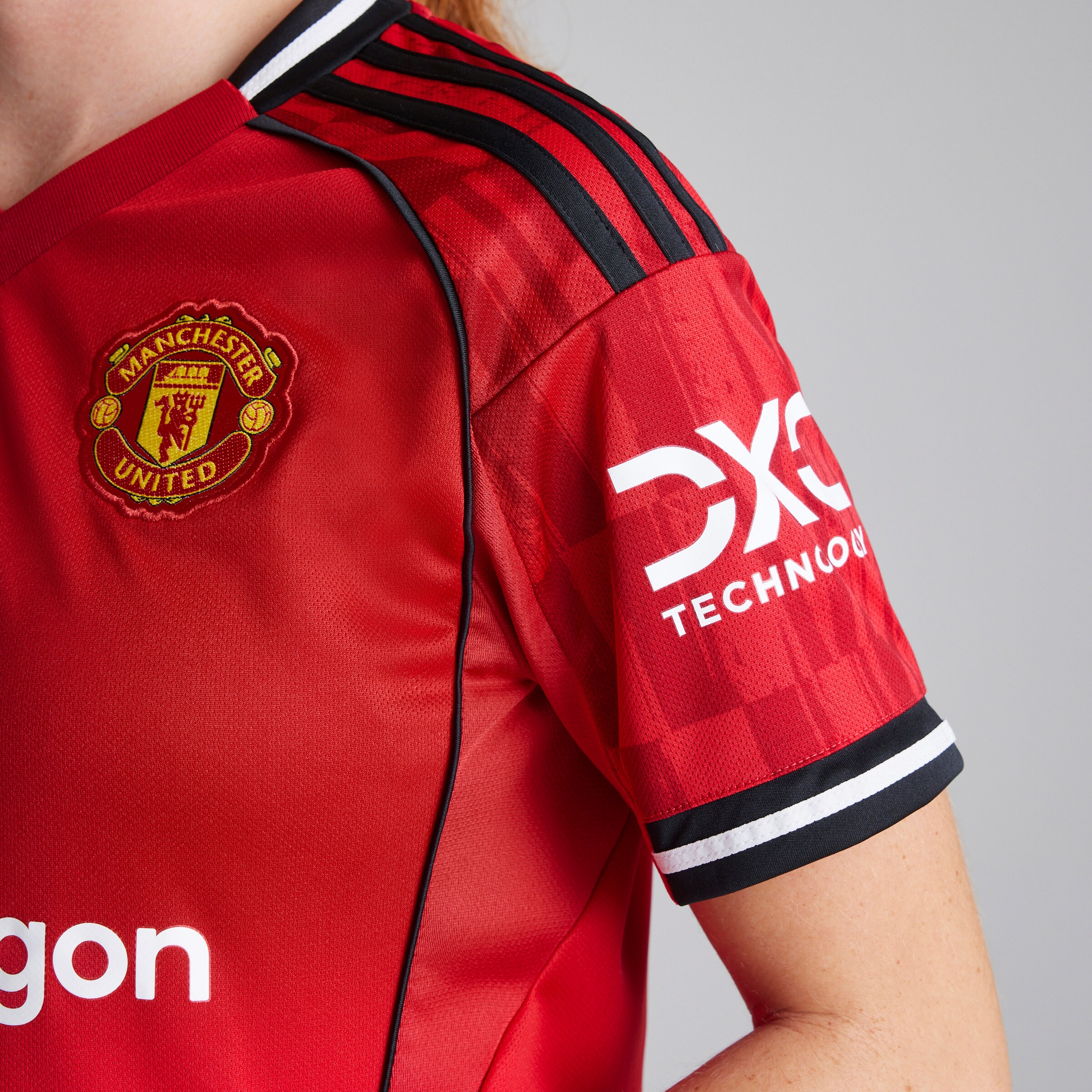 Manchester United Womens 25/26 Home Jersey Red Detail [5-5]