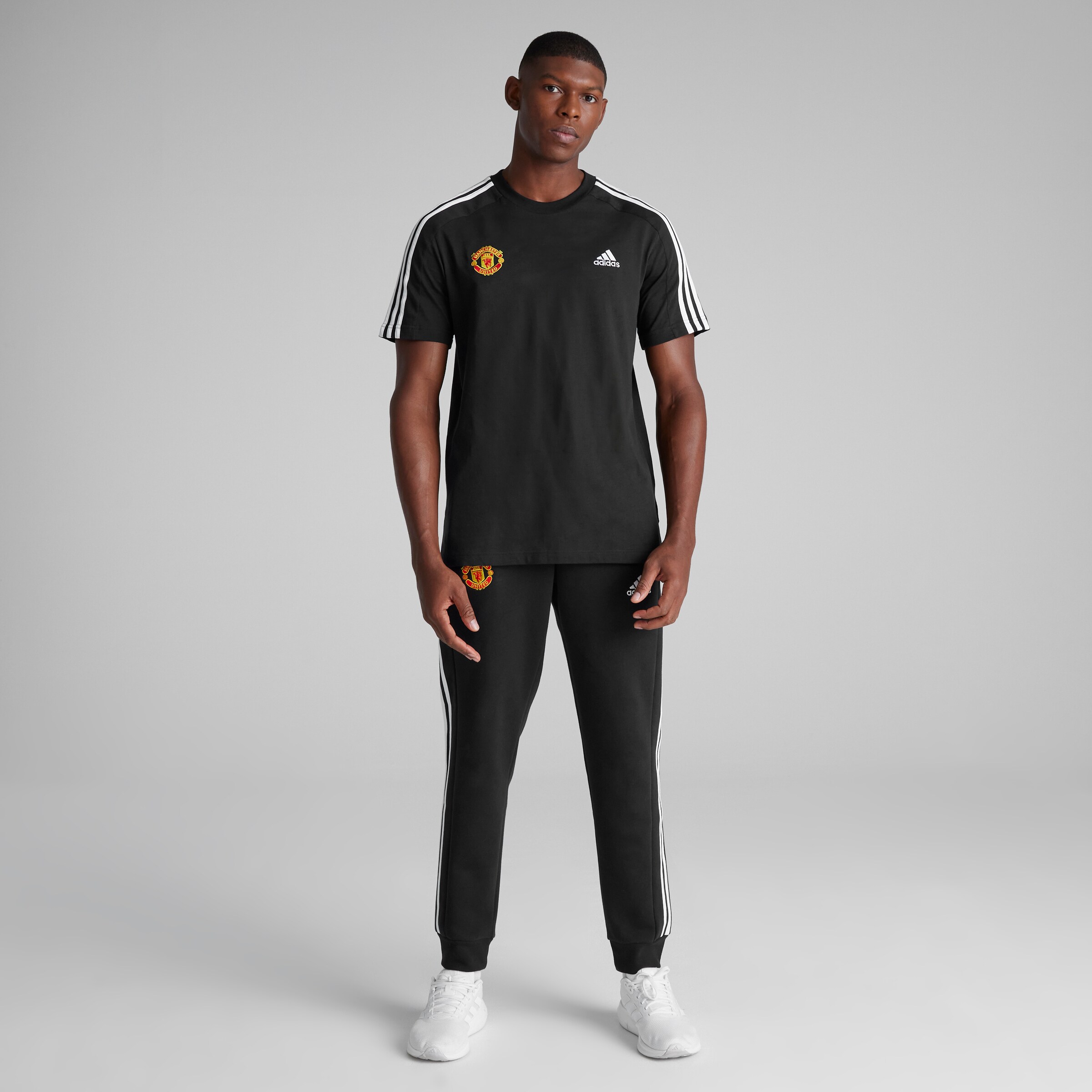 Manchester United x adidas Mens Essentials Single Jersey 3-Stripes T-Shirt Black Noir Détail [3-5]