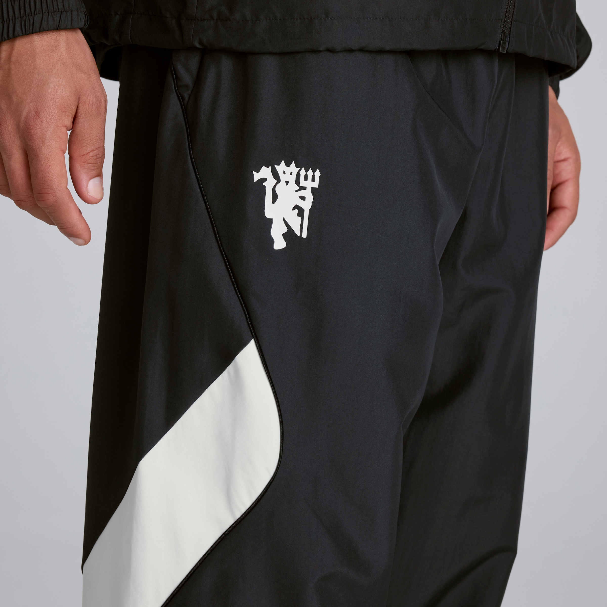 Manchester United x adidas Stadium Track Pants Black Noir Détail [4-6]