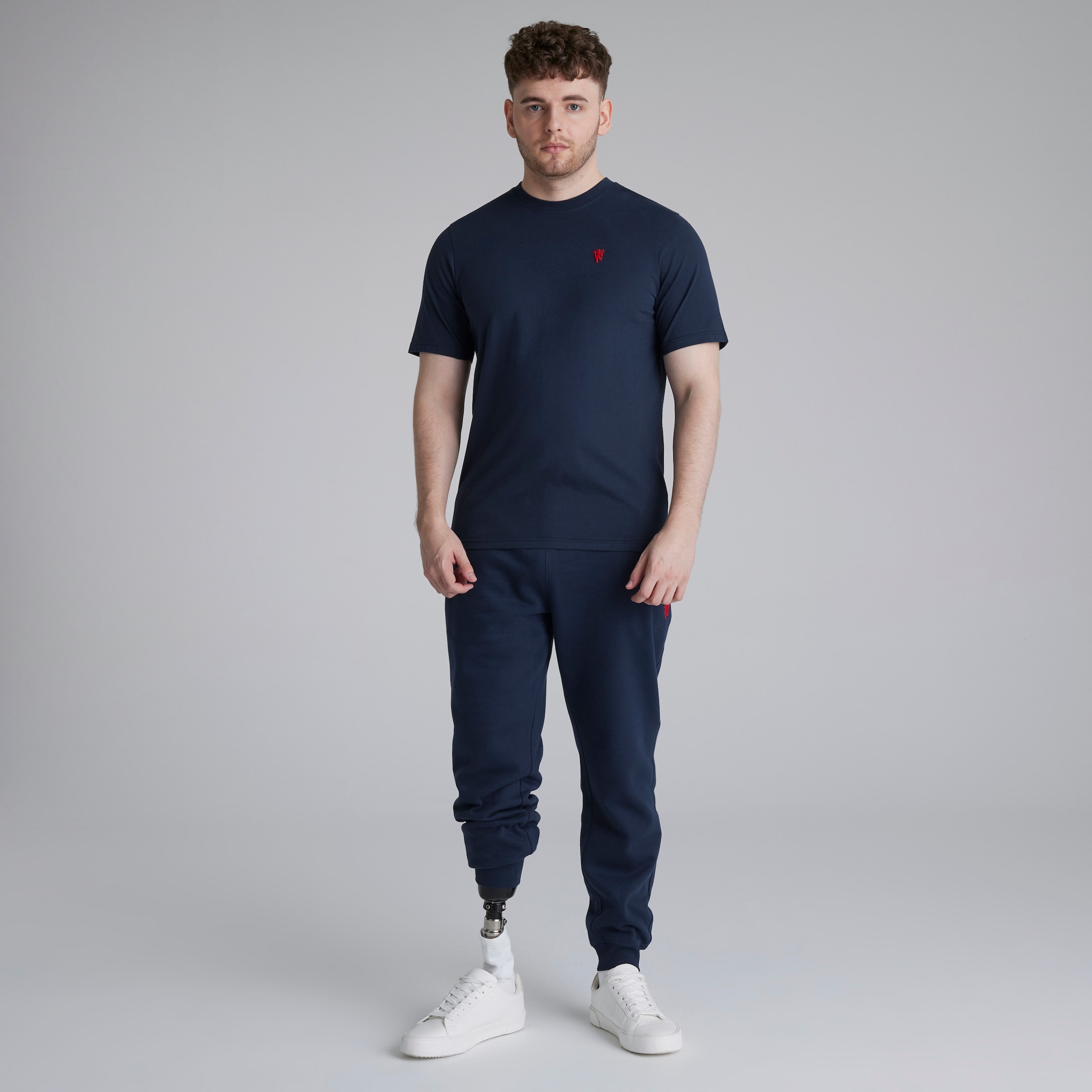 Manchester United Devil Essentials T-Shirt Navy Bleu marine Détail [3-4]