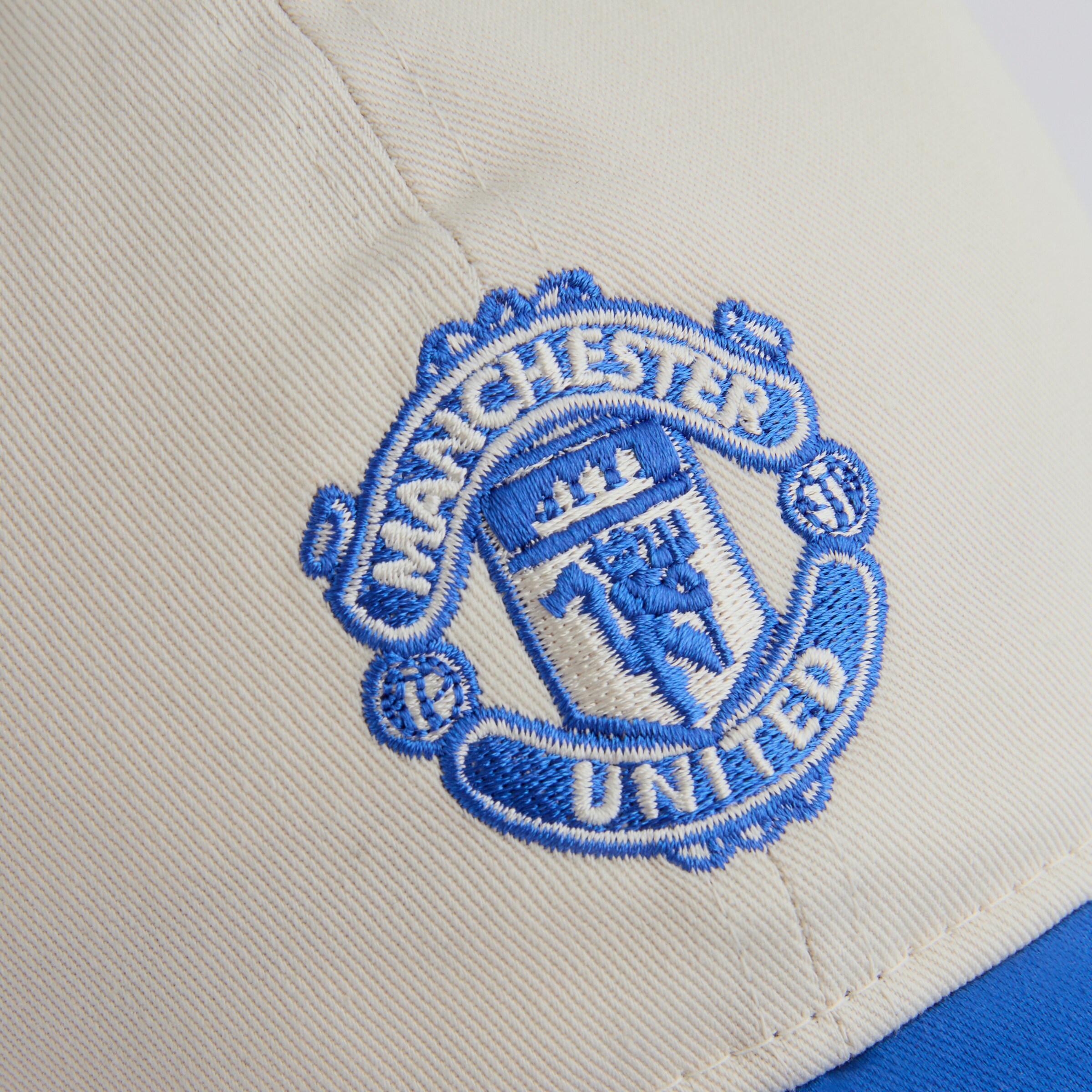 Manchester United x New Era Contrast Visor 9Twenty Cap Cream Beige Detail [5-5]