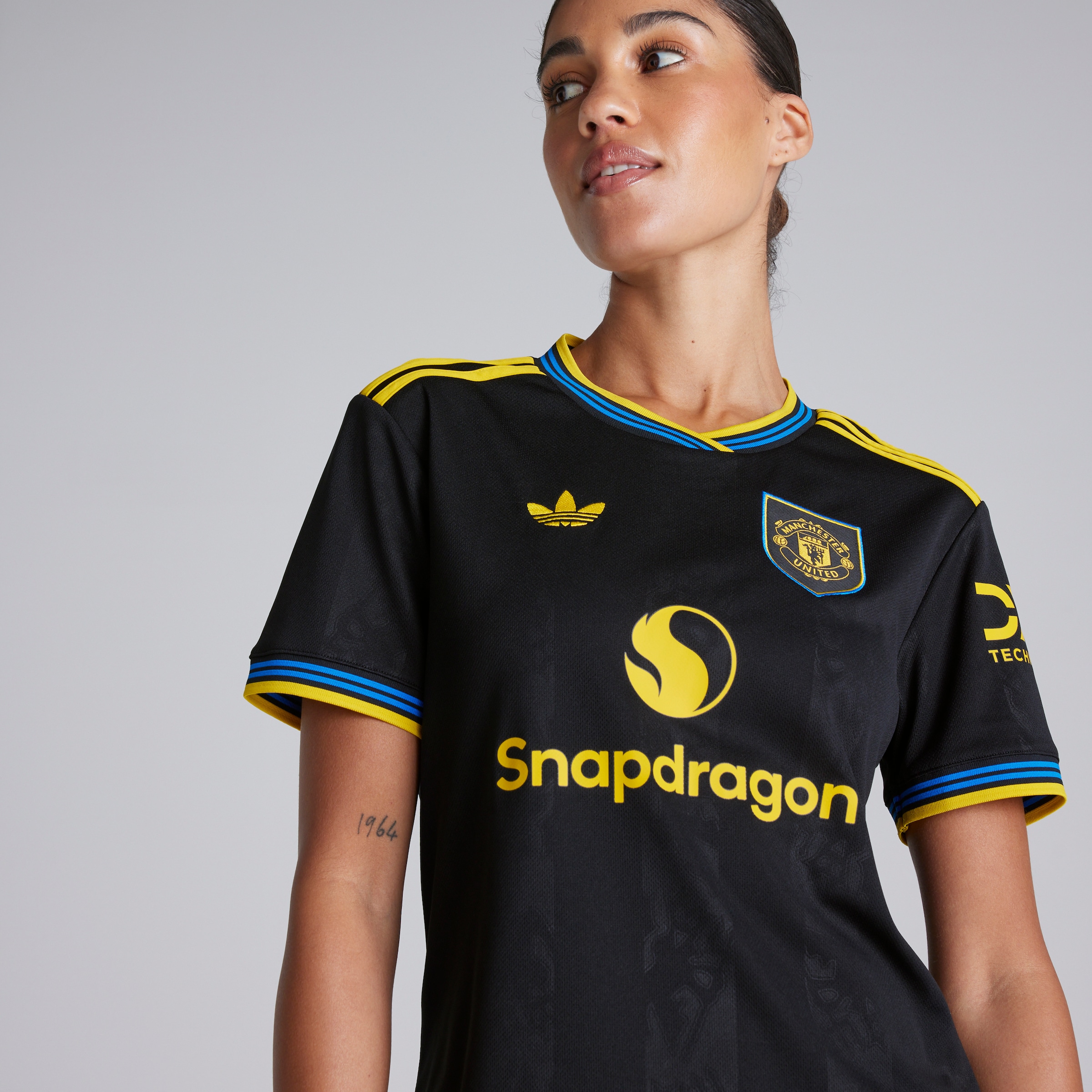 Manchester United 25/26 Womens Third Jersey Negro Detalle [4-5]