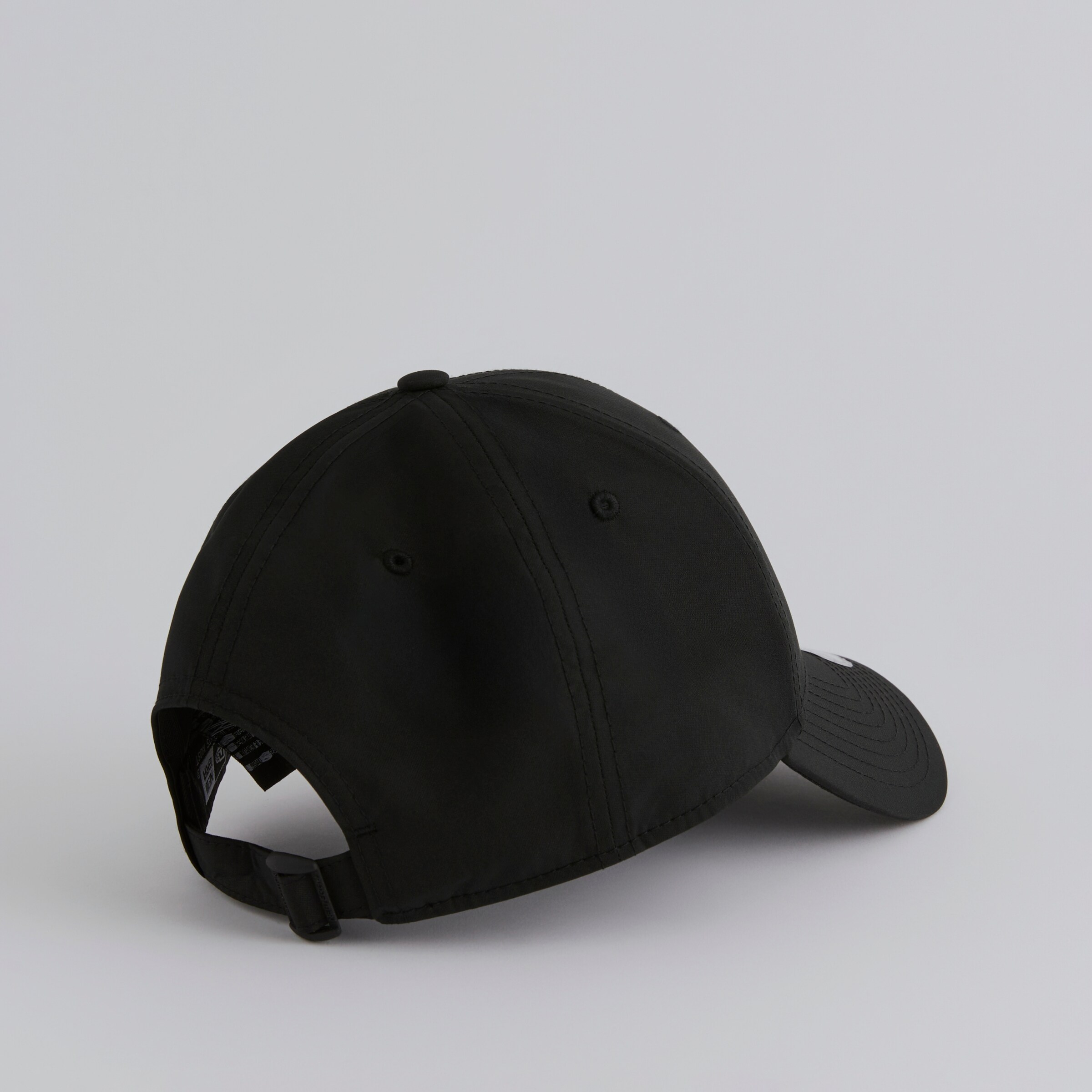 Manchester United x New Era Reflective Crest 9Forty Cap Black Black Detail [4-5]