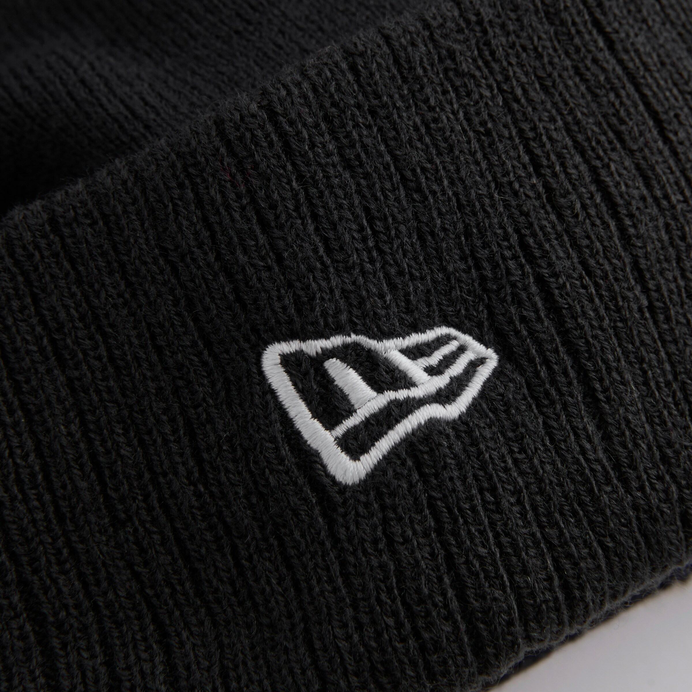 Manchester United x New Era Wordmark Bobble Beanie Black Black Detail [4-4]