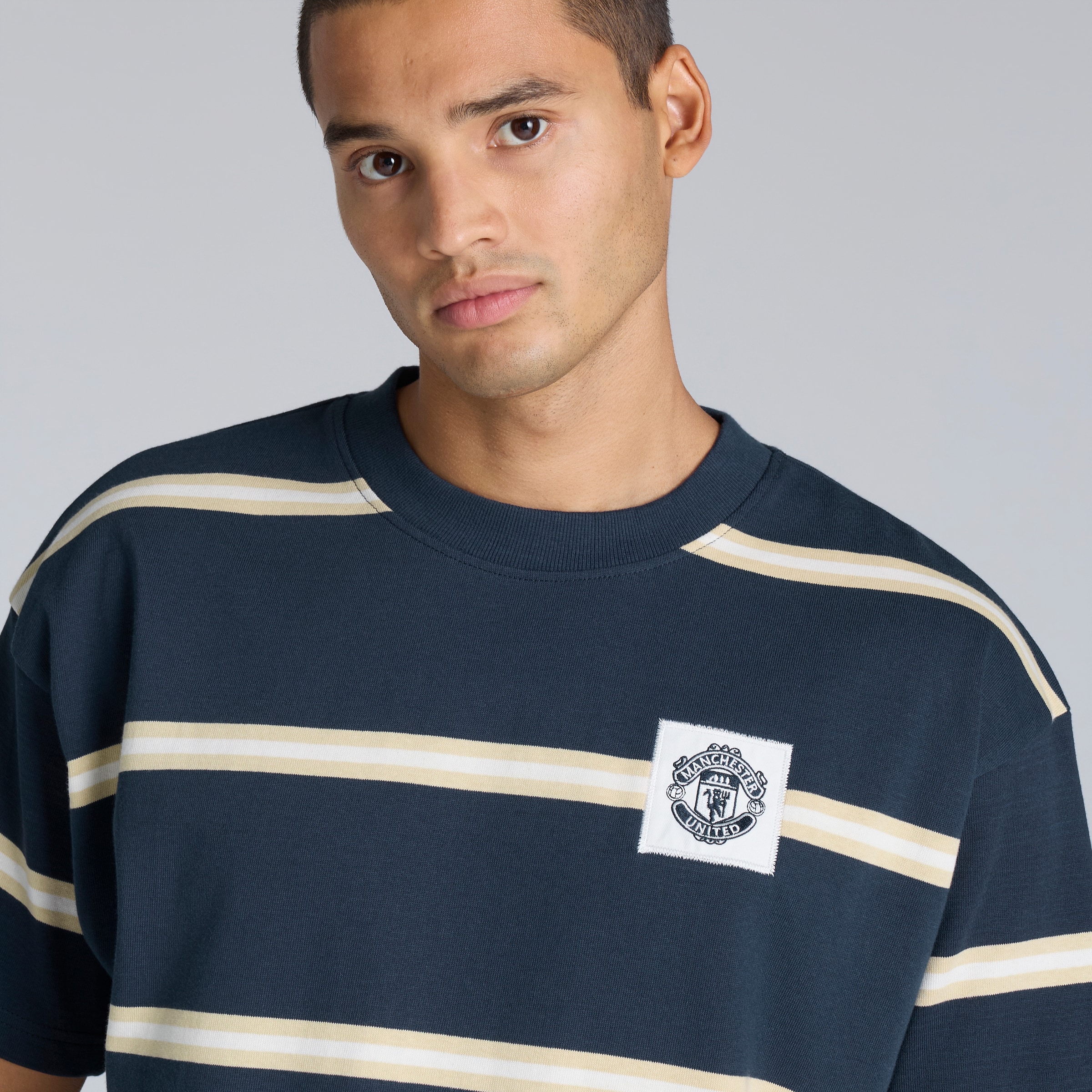 Manchester United Heritage Bar Stripe T-Shirt Navy Navy blue Detail [4-4]