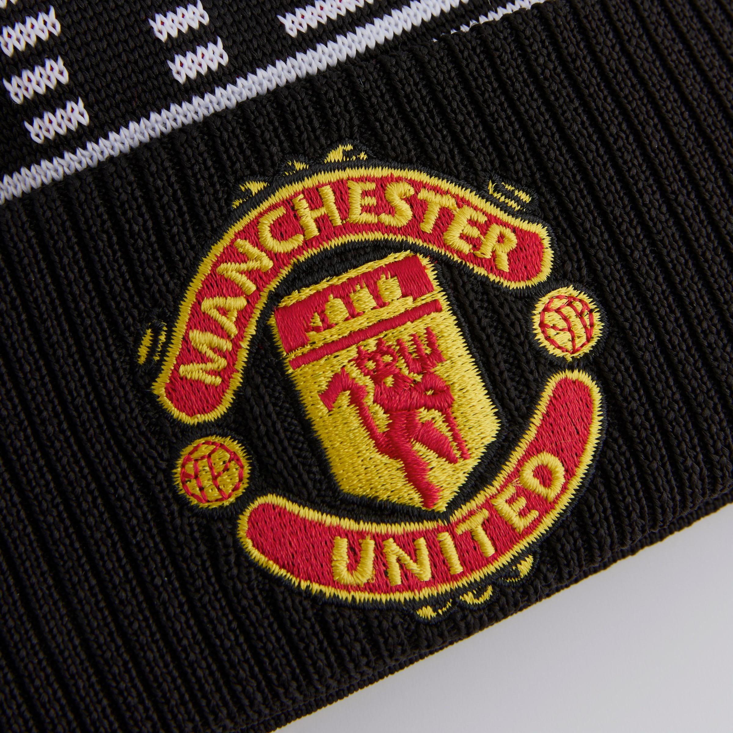 Manchester United x New Era Sport Knit Bobble Beanie Black Black Detail [3-4]
