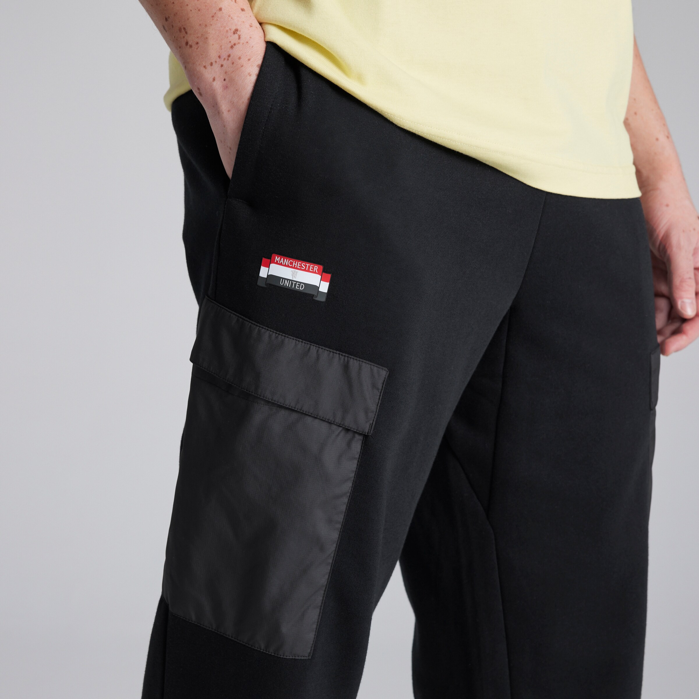 Manchester United x adidas City Escape Fleece Joggers Black 검정색 세부 사항 [4-5]