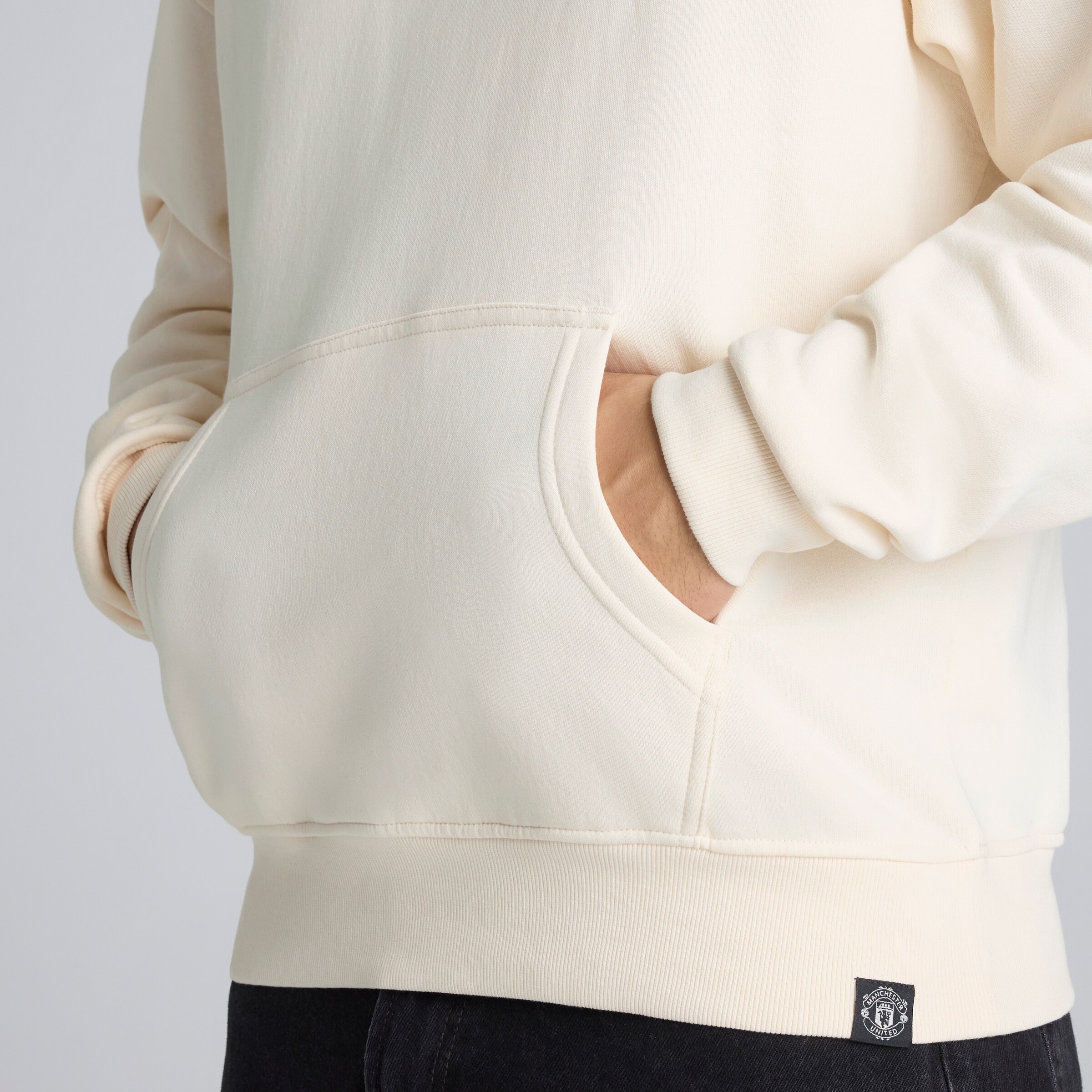 Manchester United Archive Overhead Hoodie Cream Beige Detail [5-6]