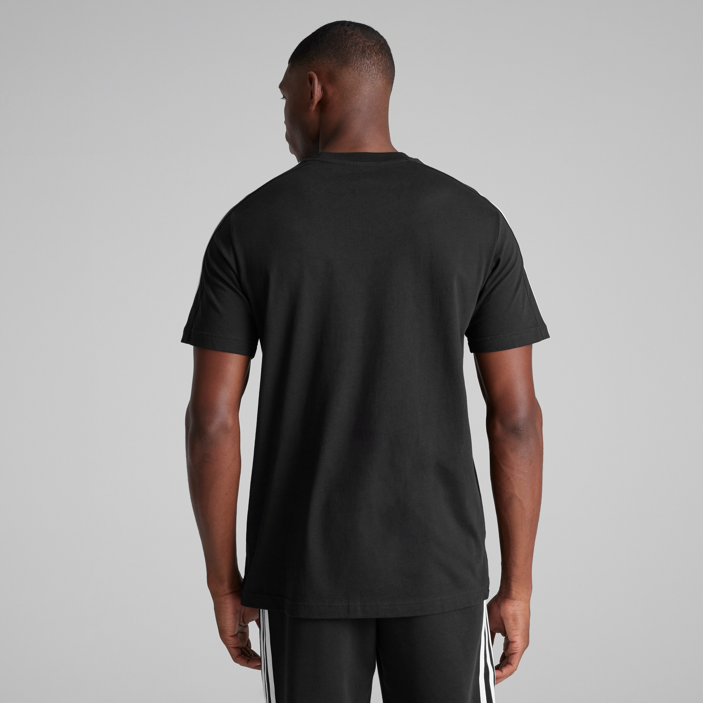 Manchester United x adidas Mens Essentials Single Jersey 3-Stripes T-Shirt Black Noir Détail [2-5]