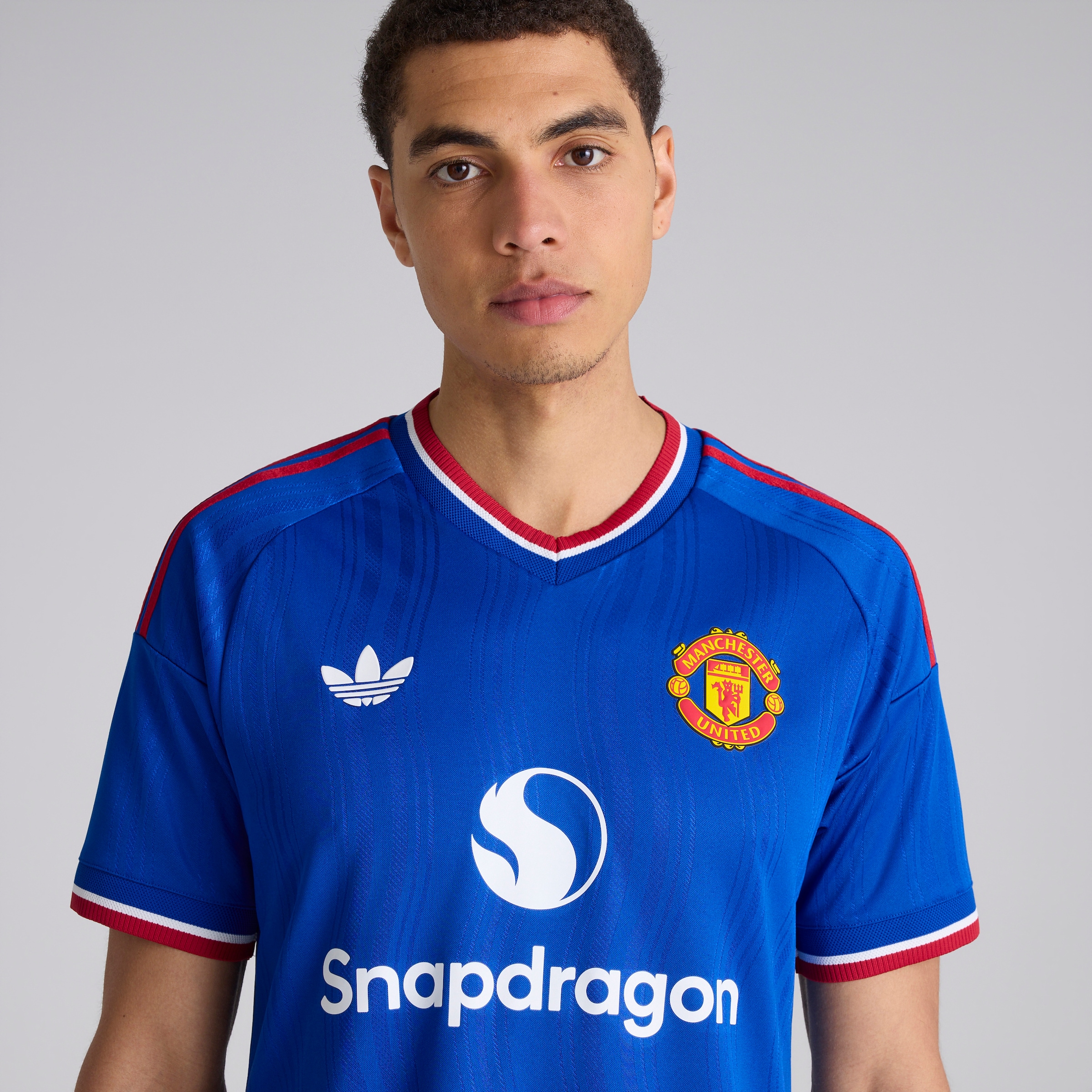 Manchester United 26/27 Away Authentic Jersey with Cunha 10 UCL Printing & Badge Bleu Détail [5-6]