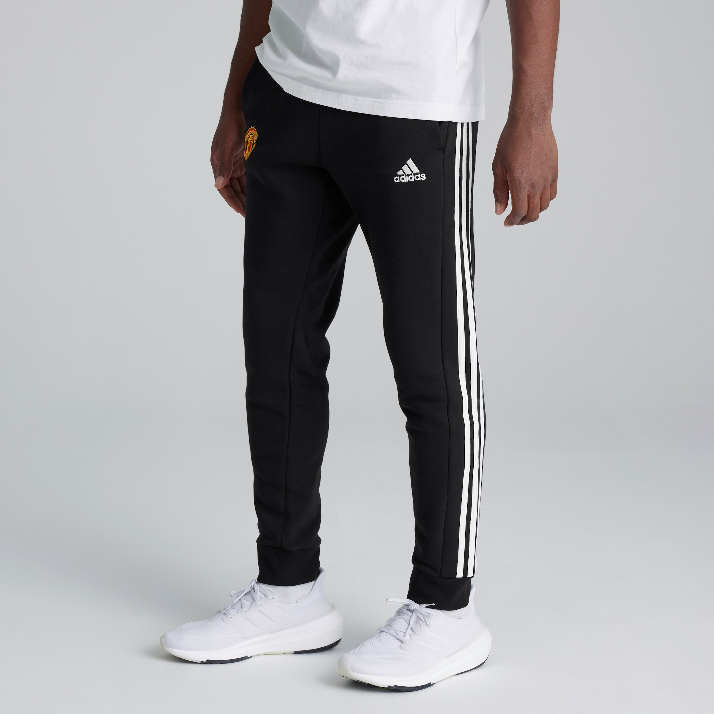 Manchester United x adidas Essentials Fleece 3-Stripes Joggers Black Schwarz